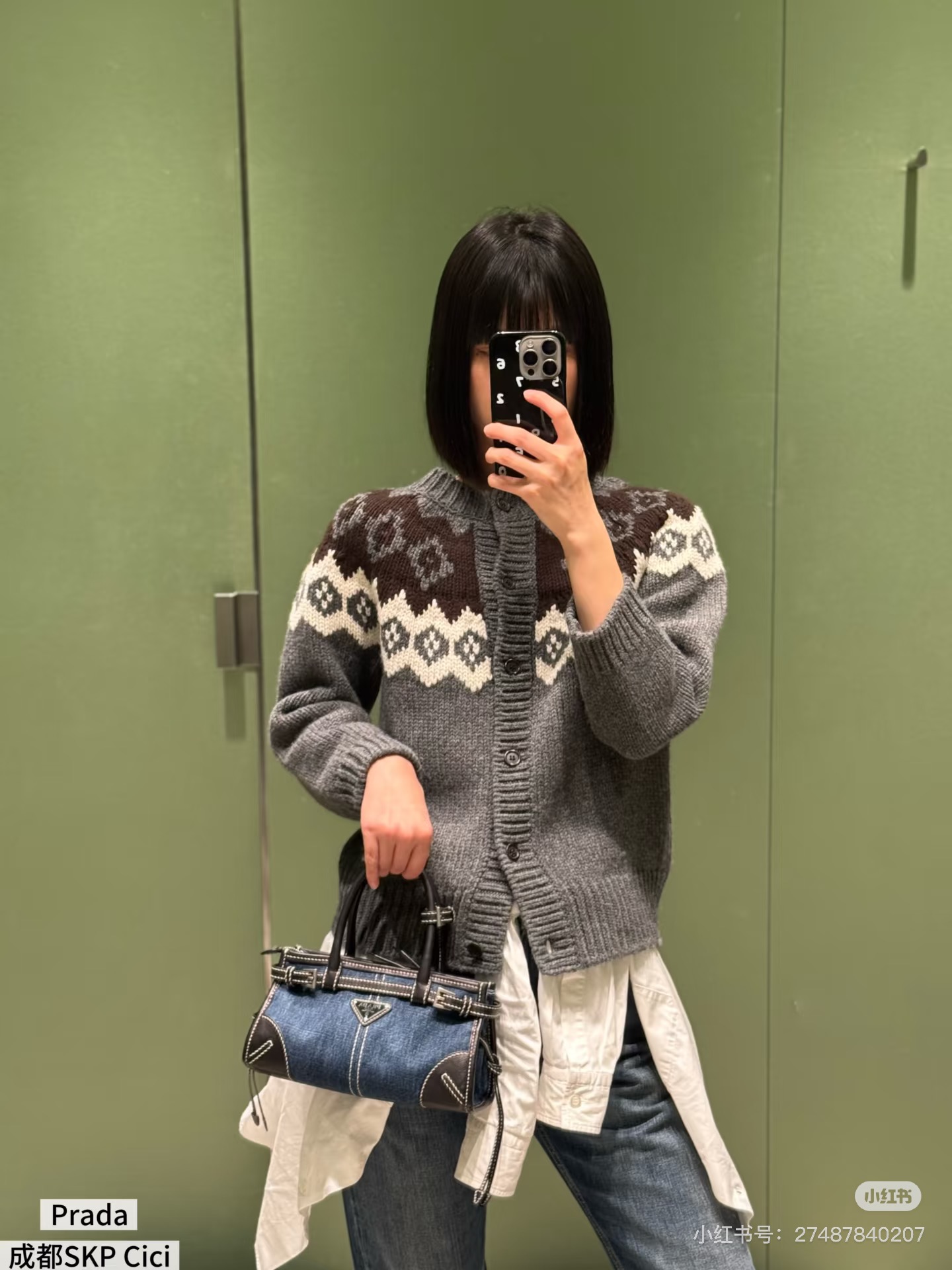 NO:658886,Prada's Fair Isle jacquard knitted cardigan is made of wool and cashmere blend. It is soft and warm, and is super comfortable to wear in autumn and winter! The main tone is gray with brown and white geometric patterns, which gives it a Nordic atmosphere. The round neck + black button design is simple and detailed. The loose fit is OK to wear alone or layered, and can be easily used for commuting and leisure~,, prada, alexander wang19860909Prada这款费尔岛提花针织开衫,采用羊毛羊绒混纺,柔软又保暖,秋冬穿超舒服!灰色主调搭配棕色和白色几何花纹,北欧氛围感满满.圆领+黑色纽扣设计,简约又有细节,宽松版型,单穿或叠搭都很OK,通勤休闲都能轻松驾驭~,,prada,alexander wang,Women's clothing