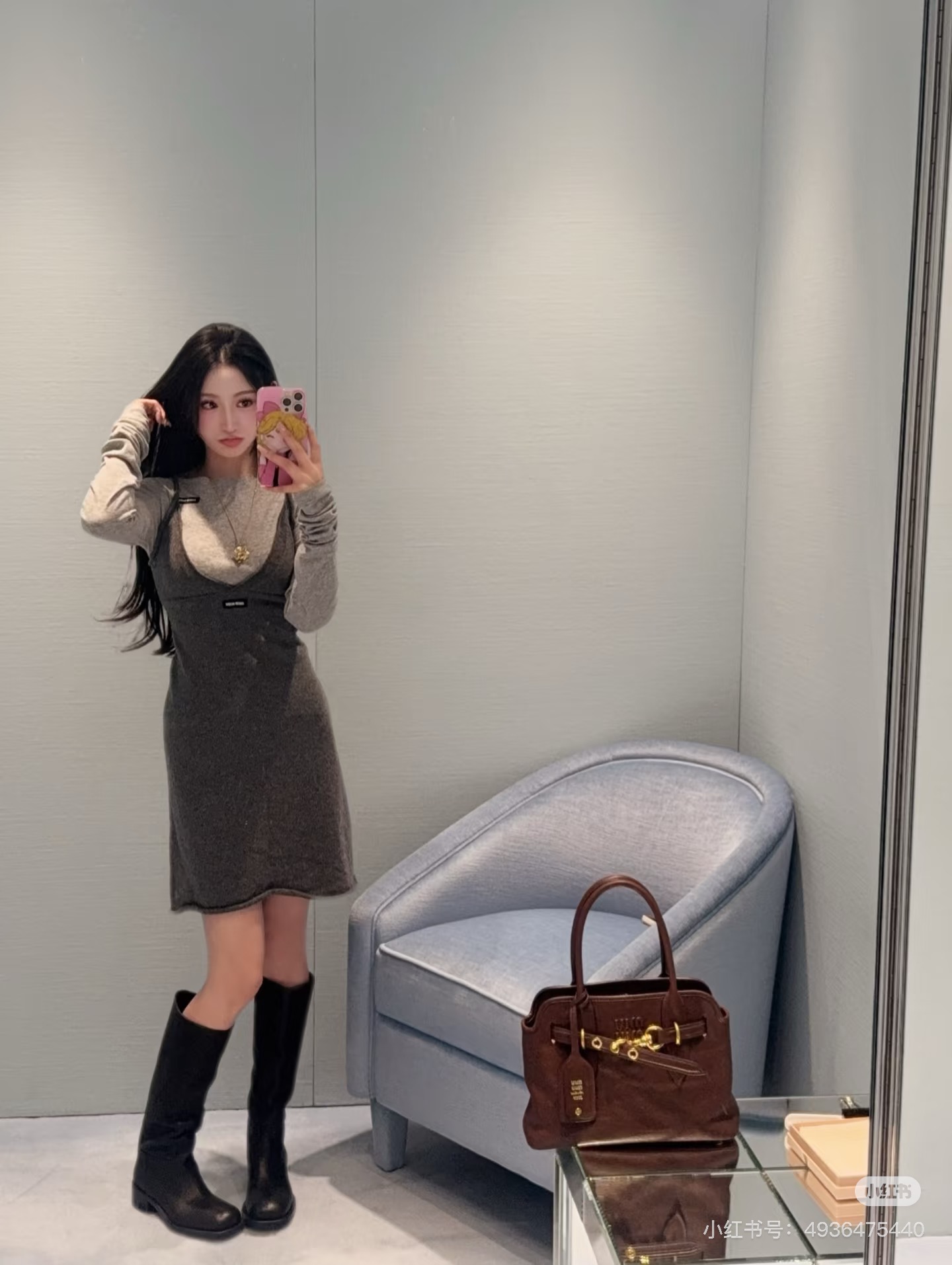 NO:658882,Miu Miu gray knitted suspender skirt, soft and skin-friendly fabric, super comfortable to wear! The logo embroidery on the chest is low-key and recognizable, the V-neck modifies the neck line, and the suspender design is simple and elegant. The skirt is moderate in length and is OK to wear alone or layered with a jacket. The gray is versatile and a must-have for layering in autumn and winter! It can be easily controlled for daily leisure and light sports, fashionable and practical, ready for sale S/M/L,, miumiu, skirts, jackets & coats, alexander wang19860909Miu Miu灰色针织吊带裙,柔软亲肤面料,穿着超舒适!胸前Logo刺绣低调有辨识度,V领修饰颈部线条,吊带设计简约大方.裙长适中,单穿或叠搭外套都很OK,灰色百搭,秋冬叠穿必备!日常休闲,轻运动都能轻松驾驭,时尚又实用现货发售S/M/L,,miumiu,skirts,jackets & coats,alexander wang,Women's clothing