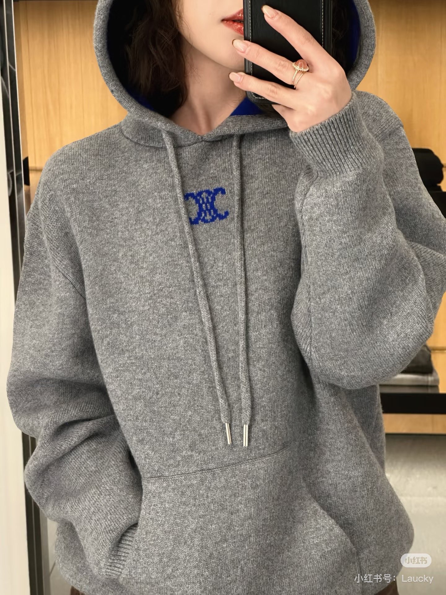 NO:658854,The Celine logo embroidered hooded sweater is embellished with the classic logo pattern on the chest, and the contrasting logo embroidery pattern highlights the brand's unique personality ~ Exclusively customized imported yb sheep wool blend material, the whole piece has a great sense of weight, and it has a lazy and relaxed feel when matched casually!  The same version for men and women, versatile and easy to choose, 1:1 awesome version, the latest single product for early autumn, look for the exclusive high version, in stock SML,,celine,sweaters,hats,alexander wang19860909Celine徽标刺绣连帽毛衣胸前经典徽标图案点缀,撞色徽标刺绣图案彰显品牌独有的个性魅力～ 独家定制进口yb绵羊毛混纺材质,整件分量感超赞,随意搭配都有慵懒松弛感！男女同款版型百搭不挑人闭眼冲1:1超赞版型,早秋最新单品,认准独家高版本 现货 SML,,celine,sweaters,hats,alexander wang,Women's clothing