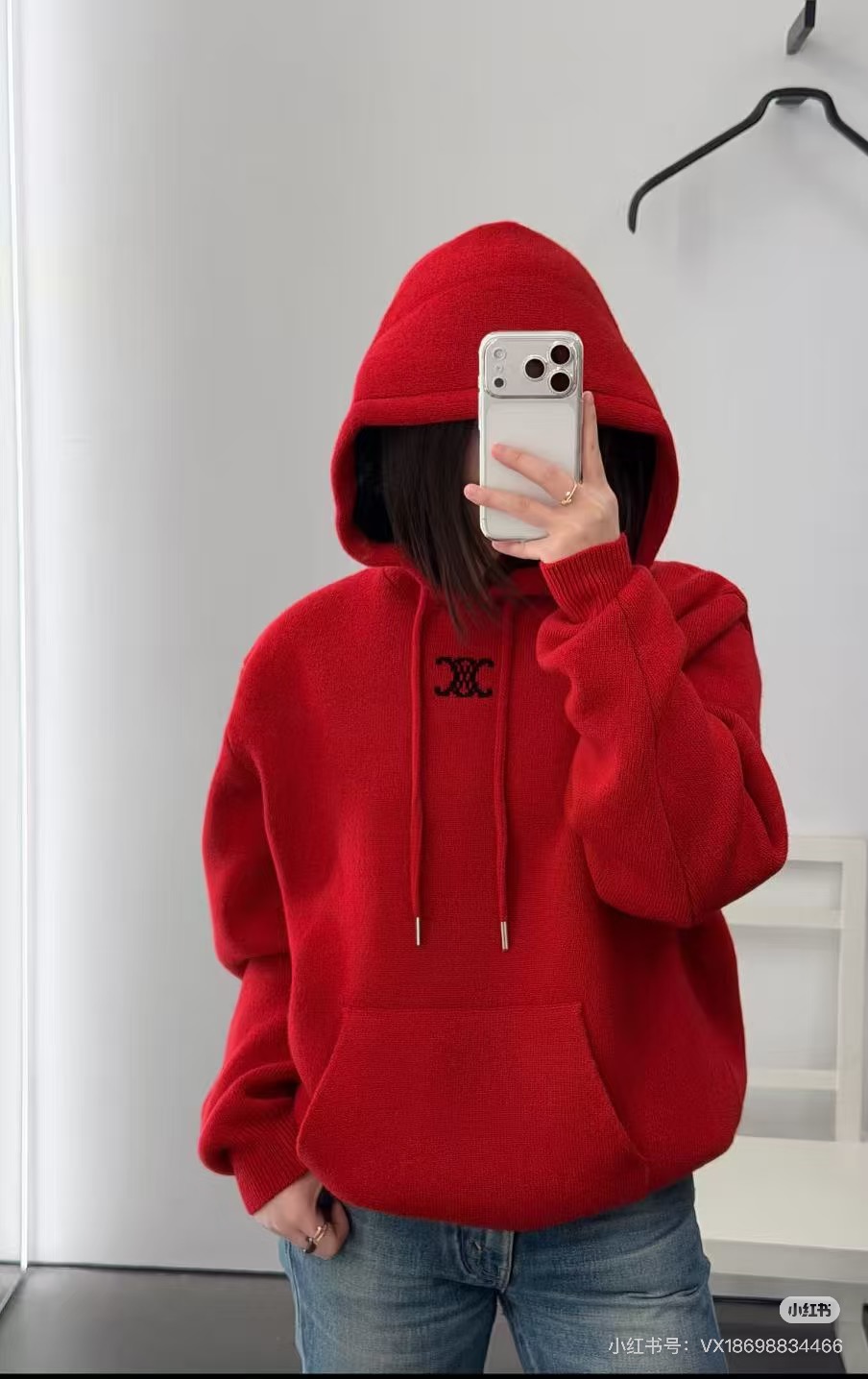 NO:658860,Celine logo embroidered hooded sweater is embellished with the classic logo pattern on the chest, and the contrasting logo embroidery pattern highlights the brand's unique personality ~ Exclusively customized imported yb sheep wool blended material, the whole piece has a great sense of weight, and it has a lazy and relaxed feeling when matched casually!  The same version for men and women, versatile and easy to choose, 1:1 awesome version, the latest single product for early autumn, look for the exclusive high version, in stock SML,,celine,sweaters,hats,alexander wang19860909Celine徽标刺绣连帽毛衣 胸前经典徽标图案点缀,撞色徽标刺绣图案彰显品牌独有的个性魅力～ 独家定制进口yb绵羊毛混纺材质,整件分量感超赞,随意搭配都有慵懒松弛感！男女同款版型百搭不挑人闭眼冲1:1超赞版型,早秋最新单品,认准独家高版本 现货 SML,,celine,sweaters,hats,alexander wang,Women's clothing