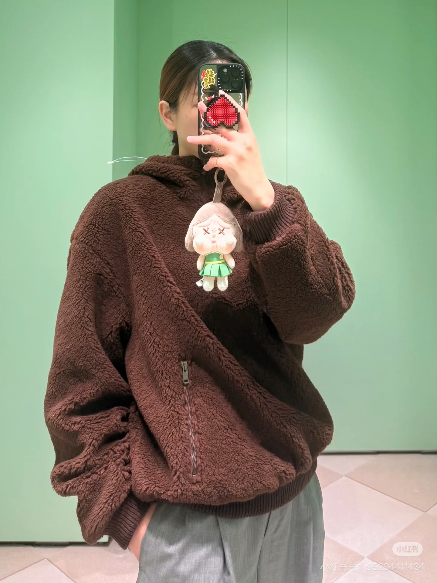 NO:663193,Prada's lambswool hooded jacket, developed by yb, is dark brown and has a super autumn and winter atmosphere! High-quality lambswool, soft and warm, zipper + hooded design, perfect windproof. Loose fit, easy to control for daily commuting or leisure, both men and women can wear it with a lazy and high-end feel. It is OK to match jeans or sports pants, fashionable and practical! Ready for sale S/M/L,, prada, jeans, jackets & coats, hats,  19860909Prada这款羊羔毛连帽外套,yb开发深棕色超有秋冬氛围感!高品质羊羔毛,柔软又保暖,拉链+连帽设计,防风力满分.宽松版型,日常通勤或休闲都能轻松驾驭,男女都能穿出慵懒高级感.搭配牛仔裤或运动裤都很 OK,时髦又实用!现货发售S/M/L,,prada,jeans,jackets & coats,hats, ,Women's clothing