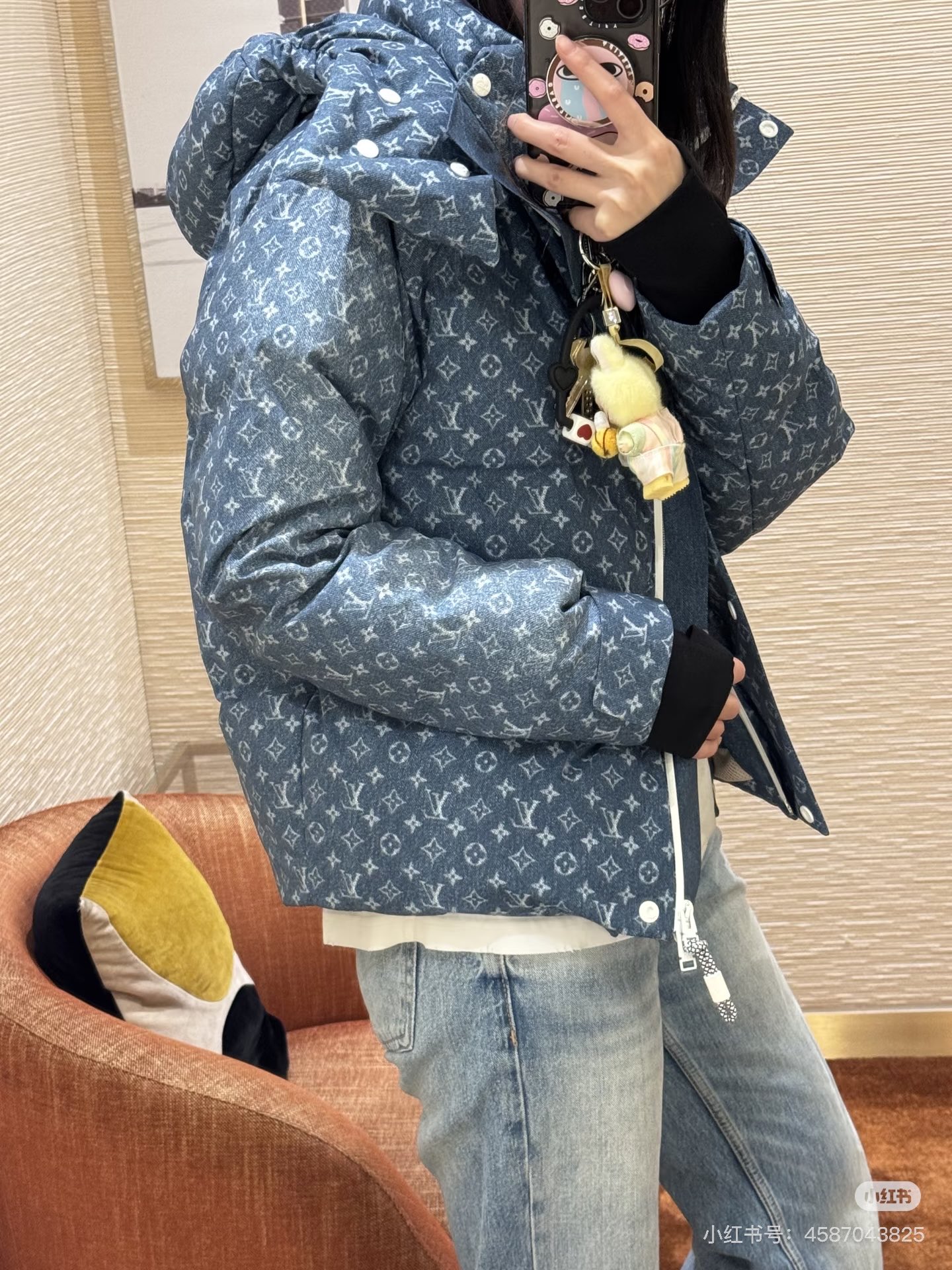 NO:666225,LV ski series denim presbyopia down jacket is made of nylon denim fabric with washed blue tone and Monogram presbyopia printed all over. It is filled with white goose down inside, which has perfect warmth retention. The hooded design is practical and fashionable. It is suitable for daily life or skiing in winter! The short version can be paired with jeans or casual pants to easily create a trendy outfit. High-end positioning, both fashion and function, full of quality,, louis vuitton, jeans, down jacket, hats,  19860909LV滑雪系列牛仔老花羽绒服,采用尼龙牛仔面料,水洗蓝色调+满印Monogram老花,辨识度超高.内里填充白鹅绒,保暖力满分,连帽设计实用又时髦,冬季日常或滑雪都很适合!短款版型,搭配牛仔裤或休闲裤,轻松打造潮流穿搭.高端定位,时尚与功能兼备,品质感拉满,,louis vuitton,jeans,down jacket,hats, ,Women's clothing