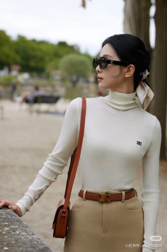 NO:683553,CELINE TRIOMPHE high-neck sweater, made of soft wool, skin-friendly and warm, a must-have for autumn and winter! The off-white color is simple and versatile, and the Arc de Triomphe embroidery on the chest is very recognizable and has perfect details. The high-neck design modifies the neck line and is elegant when worn alone or layered, easily creating a French minimalist style. Paired with a straight skirt or jeans, it has both an urban feel and a retro atmosphere, and it is easy to switch between multiple styles. Ready for sale S/M/L,,celine,skirts,jeans,19860909CELINE TRIOMPHE高领针织衫,柔软羊毛材质,亲肤又保暖,秋冬必备!米白色简约百搭,胸前凯旋门刺绣超有辨识度,细节满分.高领设计修饰颈部线条,单穿或内搭都很优雅,轻松打造法式极简风.搭配直筒裙或牛仔裤,都市感与复古气息兼具,轻松切换多种风格现货发售S/M/L,,celine,skirts,jeans,,Women's clothing