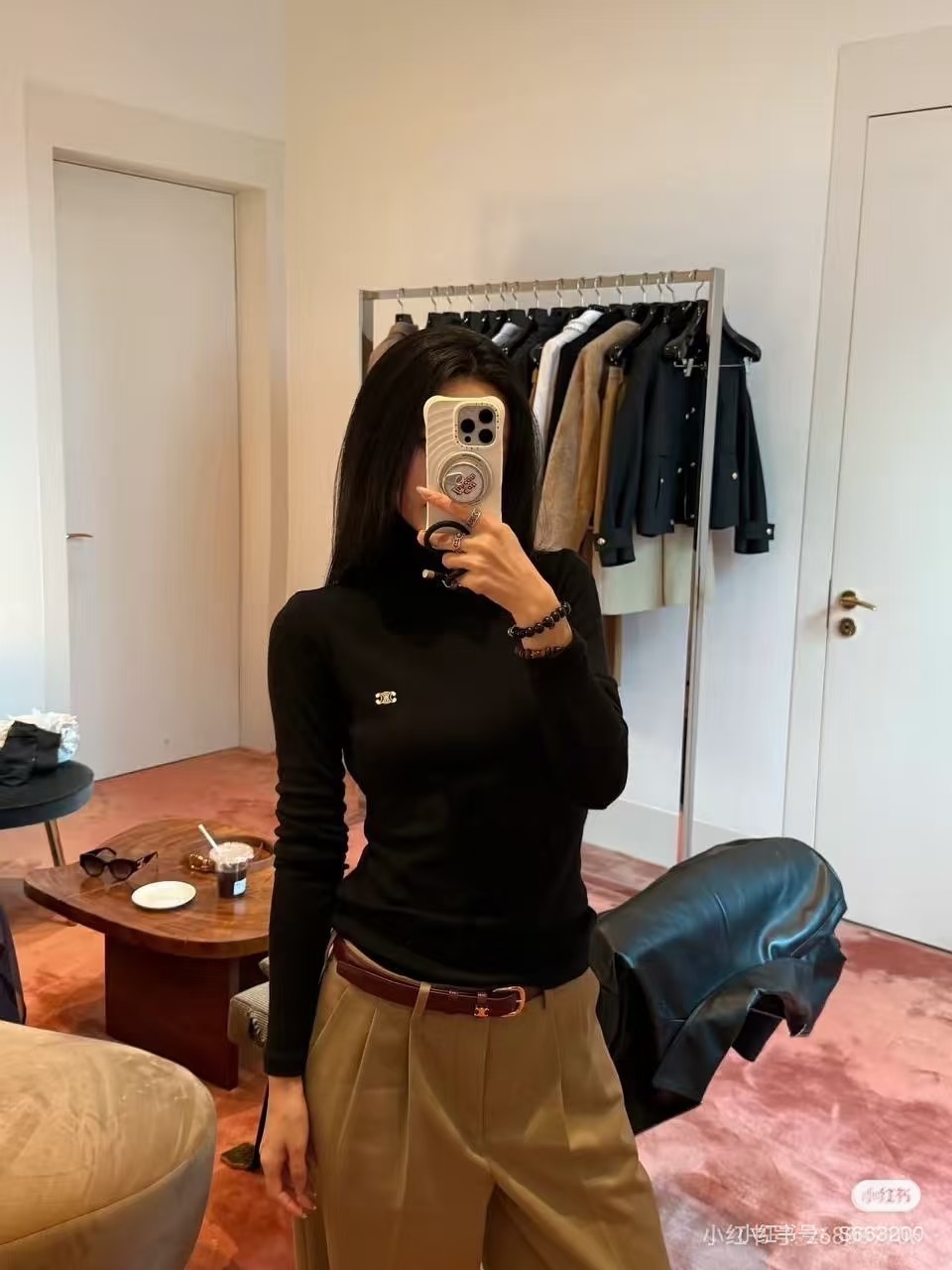 NO:683573,CELINE TRIOMPHE high-neck sweater, made of soft wool, skin-friendly and warm, a must-have for autumn and winter! The off-white color is simple and versatile, and the Arc de Triomphe embroidery on the chest is very recognizable and has perfect details. The high-neck design modifies the neck line and is elegant when worn alone or layered, easily creating a French minimalist style. Paired with a straight skirt or jeans, it has both an urban feel and a retro atmosphere, and it is easy to switch between multiple styles. Ready for sale S/M/L,,celine,skirts,jeans,19860909CELINE TRIOMPHE高领针织衫,柔软羊毛材质,亲肤又保暖,秋冬必备!米白色简约百搭,胸前凯旋门刺绣超有辨识度,细节满分.高领设计修饰颈部线条,单穿或内搭都很优雅,轻松打造法式极简风.搭配直筒裙或牛仔裤,都市感与复古气息兼具,轻松切换多种风格现货发售S/M/L,,celine,skirts,jeans,,Women's clothing