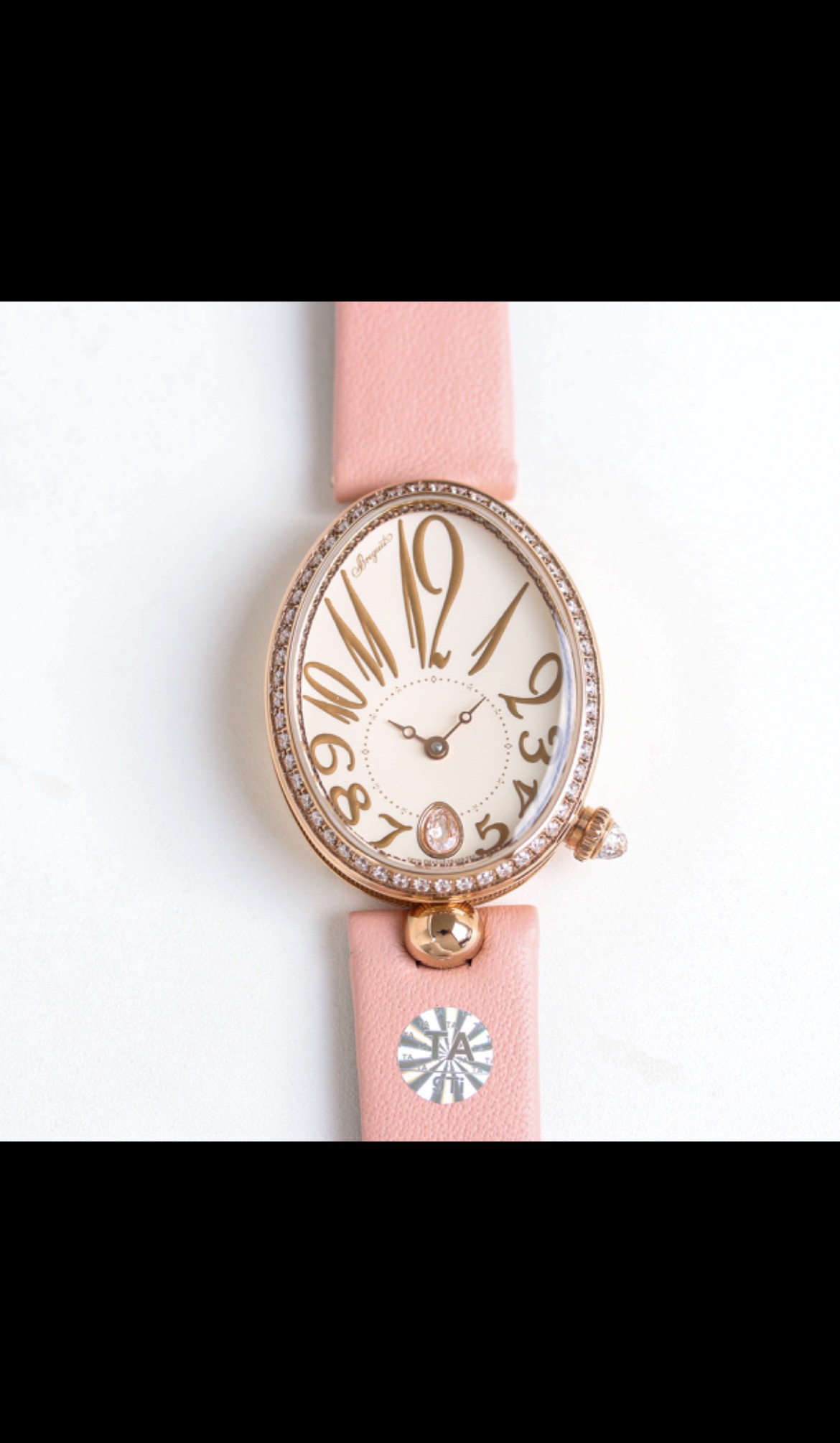 NO:858638,TA elegantly produces the most powerful replica women's watch in history - the Breguet Queen of Naples series makes a stunning debut, correcting all the shortcomings of the market version, making it noble and elegant, showing the style of a queen!  [Case] The watch size is small 33 x 25 mm. The oval case is elegant and elegant, and the outer edge of the case is decorated with coin patterns. A total of 117 Swarovski crystals (approximately 0.99 carats) are inlaid around the bezel and case. [Excellent details]  1. It is consistent with the original. There are precious metal logos on the back of the case, which is clear and neat, highlighting the quality of the watch. 2. The domed glass not only has a fish-eye effect when viewed from the side, but also reflects the bright light brought by diamonds, which further shows the noble pedigree of the watch.  3. In order to achieve the feel of the original K gold quality, TA adjusted the weight of the internal structure of the watch case so that the weight is exactly the same as the original version. [Strap] Silk (lambskin wrapped silk) strap is as gentle as skin, and high-end crocodile leather strap. Breguet-style folding clasp is elegant and exquisite. [Movement] Customized version of Breguet 537/3 core, strict QC throughout, precise and stable performance, dignified and beautiful appearance. Dignified and beautiful.  Noble and elegant. Produced by TA, it must be a high-quality product~!  ,,breguet,sheepskin,crocodile skin19860909TA优雅出品史上最强复刻女表——宝玑那不勒斯皇后系列惊艳登场,修正市场版本的所有不足,高贵典雅,尽显女王风范！【表壳】腕表尺寸小号33 x 25毫米 鹅卵形表壳高雅大气,表壳外缘饰有钱币纹.表圈和表壳周围镶嵌共117颗施华洛水晶（约0.99克拉）.【精彩细节】 1.与原装吻合,在表壳背部均打有贵金属标识,效果清晰工整,彰显腕表档次.2.穹面玻璃,从侧面看不仅有鱼眼效果,还能折射钻石带来的璀璨光芒,更显腕表高贵血统. 3.为了达到原装K金质量的手感,TA调试了表壳内部结构的配重,做到重量与原版如出一辙.【表带】绢丝（小羊皮包裹丝绸）表带如肌肤般温柔,还有高端鳄鱼皮表带 .宝玑式折叠表扣秀雅精巧.【机芯】定制版宝玑.537/3型芯,全程严格QC,性能精准稳定,外观端庄秀丽. 端庄秀丽 高贵典雅 TA出品 必属精品~！,,breguet,sheepskin,crocodile skin,Watch