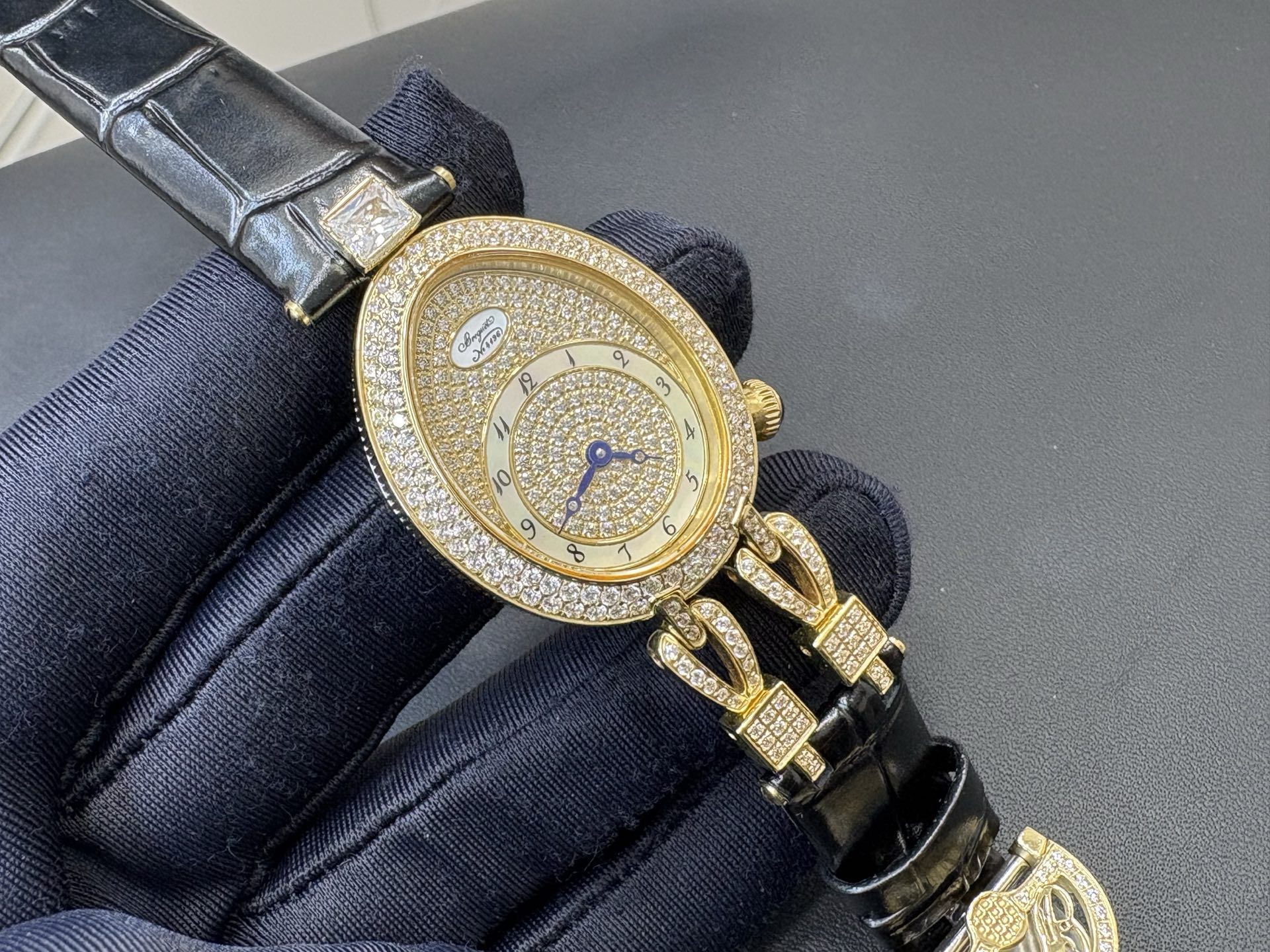 NO:858695,Produced by AW Factory. The Queen of Naples series REINE DE NALES [Rose] is a high-quality women's watch with Swiss quartz movement. The design inspiration comes from the world's first watch created by Master Breguet for Caroline Murat, Queen of Naples. This series of watches uses an oval case and movement, with a unique design and graceful curves. It expresses the softness and charm of modern women in a fashionable and elegant form, exuding a strong poetry.,,breguet19860909AW厂出品.那不勒斯王后系列REINE DE NALES[玫瑰]高品质女士瑞士石英机芯女表、设计灵感正是来自宝玑大师为那不勒斯王后卡洛琳·缪拉所创制的世界首枚腕表.该系列腕表采用鹅卵形的表壳和机芯,设计独特,曲线优美,以时尚.优雅的形式表达现代女性的柔美与妩媚,散发着浓浓诗意.,,breguet,Watch