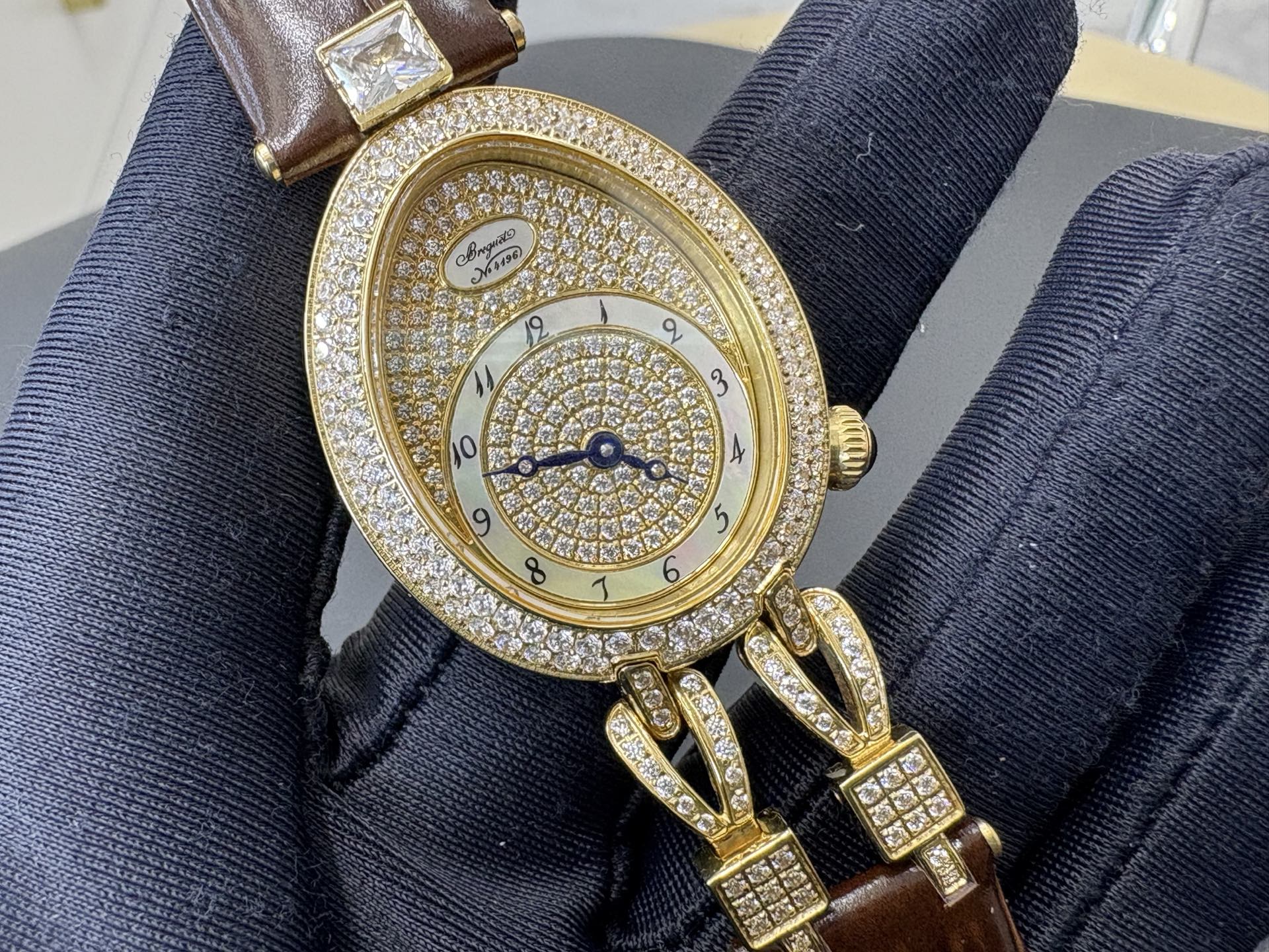 NO:858706,Produced by AW Factory. The Queen of Naples series REINE DE NALES [Rose] is a high-quality women's watch with Swiss quartz movement. The design inspiration comes from the world's first watch created by Master Breguet for Caroline Murat, Queen of Naples. This series of watches uses an oval case and movement, with a unique design and graceful curves. It expresses the softness and charm of modern women in a fashionable and elegant form, exuding a strong poetry.,,breguet19860909AW厂出品.那不勒斯王后系列REINE DE NALES[玫瑰]高品质女士瑞士石英机芯女表、设计灵感正是来自宝玑大师为那不勒斯王后卡洛琳·缪拉所创制的世界首枚腕表.该系列腕表采用鹅卵形的表壳和机芯,设计独特,曲线优美,以时尚.优雅的形式表达现代女性的柔美与妩媚,散发着浓浓诗意.,,breguet,Watch