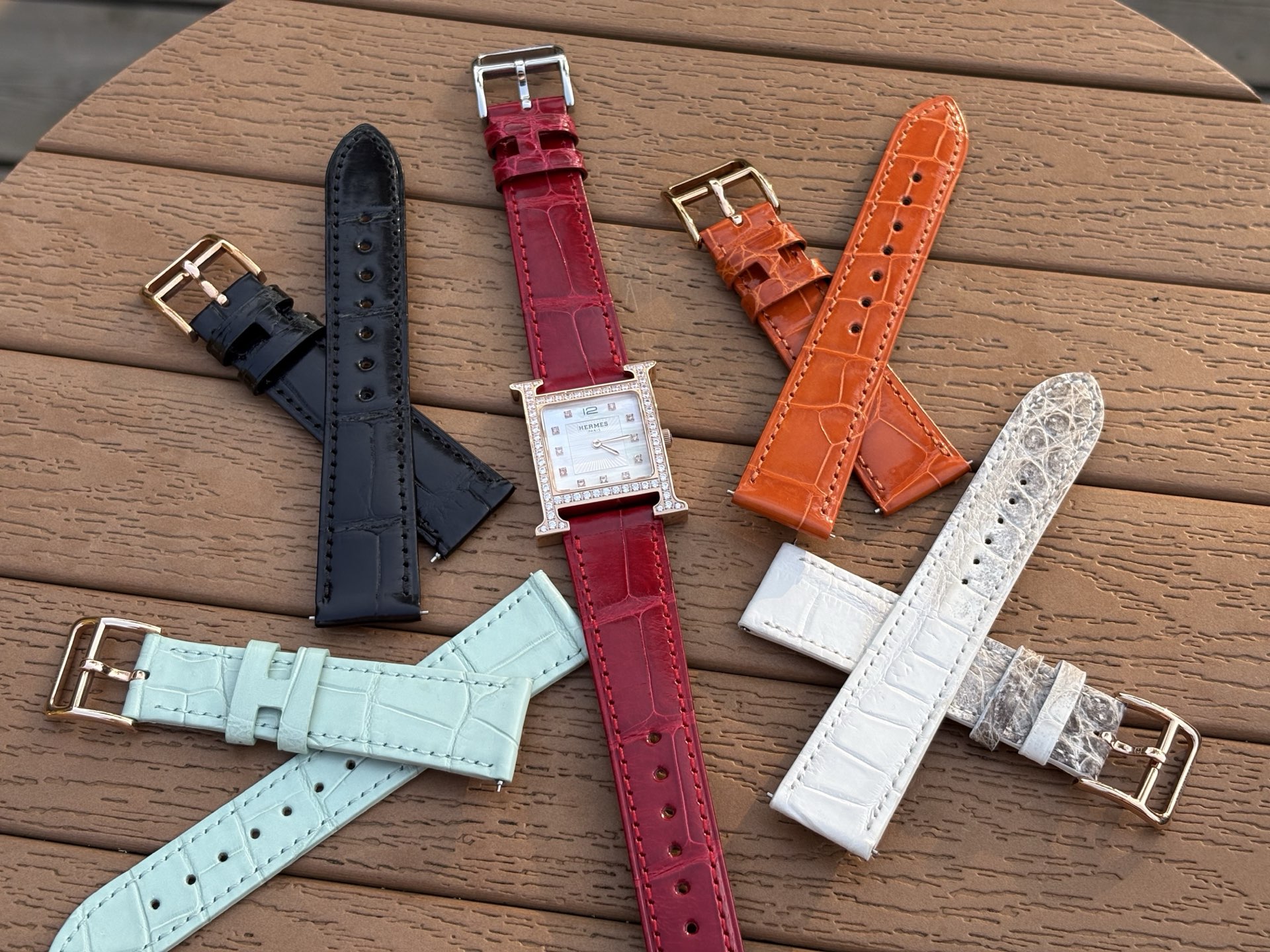 NO:689752,Light luxury version of crocodile skin, Hermes crocodile skin H series, the most classic style, versatile, mother-of-pearl dial inlaid with 11 diamonds, Swiss quartz movement ~ American crocodile skin strap, rich color choices, women's watches are popular among Hermes distribution products, counter distribution quality, no expense is spared to create the highest quality in the entire network.,, hermes, hermes, crocodile skin19860909轻奢版鳄鱼皮 爱马仕 Hermes鳄鱼皮H系列 最经典的款式 百搭王 、珍珠贝母表盘上另镶嵌11颗钻石,瑞士石英机芯～美洲鳄鱼皮表带 丰富的颜色选择 女表是hermes配货商品中的热门啊 专柜配货品质 不惜一切成本打造全网最高品质.,,hermes,hermes,crocodile skin,Watch