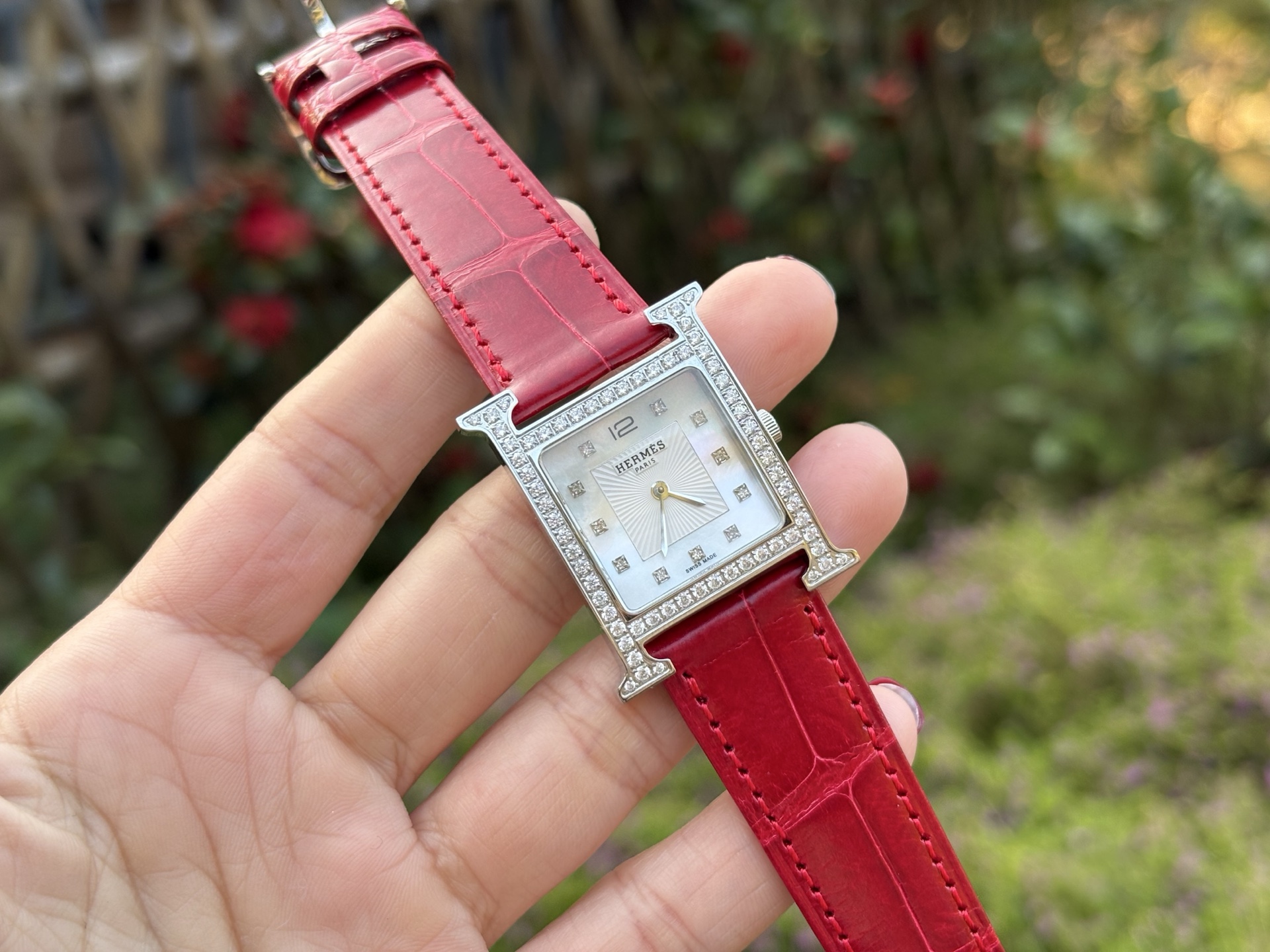 NO:858577,Light luxury version of crocodile skin, Hermes crocodile skin H series, the most classic style, versatile, mother-of-pearl dial inlaid with 11 diamonds, Swiss quartz movement ~ American crocodile skin strap, rich color choices, women's watches are popular among Hermes distribution products, counter distribution quality, no expense is spared to create the highest quality in the entire network.,, hermes, hermes, crocodile skin19860909轻奢版鳄鱼皮 爱马仕 Hermes鳄鱼皮H系列 最经典的款式 百搭王 、珍珠贝母表盘上另镶嵌11颗钻石,瑞士石英机芯～美洲鳄鱼皮表带 丰富的颜色选择 女表是hermes配货商品中的热门啊 专柜配货品质 不惜一切成本打造全网最高品质.,,hermes,hermes,crocodile skin,Watch