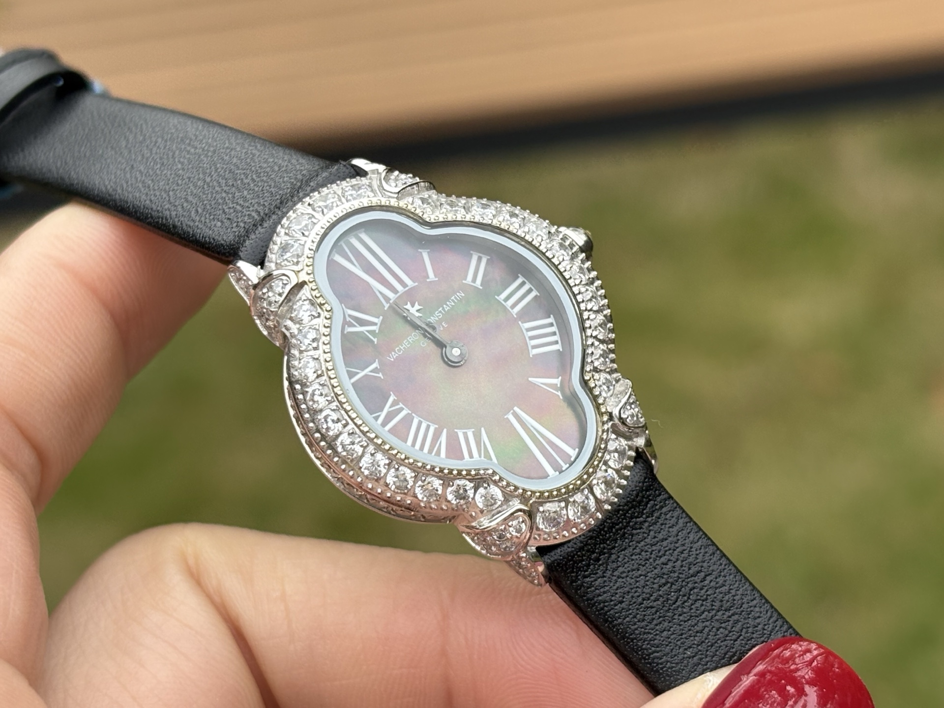 NO:858592,Real shot of Vacheron Constantin HEURES CRATIVE series, Swiss quartz movement, case diameter, 26.5x34 mm, case thickness 8.4 mm, case material 18K white gold set with diamonds, paved with 104 round-cut diamonds, mother-of-pearl, sapphire crystal glass, crown material 18K white gold, silk strap, original buckle, vacheron19860909实拍 江诗丹顿 HEURES CRATIVE系列,瑞士石英机芯,表径,26.5x34毫米,表壳厚度8.4毫米,表壳材质18K白金镶钻,铺镶104颗圆形切割钻石,珍珠贝母,蓝宝石水晶玻璃,表冠材质18K白金,绢带,原装扣,,vacheron,Watch