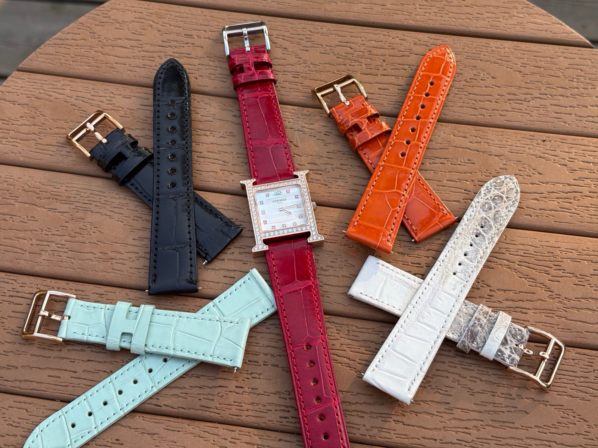 NO:858839,Light luxury version of crocodile skin, Hermes crocodile skin H series, the most classic style, versatile, mother-of-pearl dial inlaid with 11 diamonds, Swiss quartz movement ~ American crocodile skin strap, rich color choices, women's watches are popular among Hermes distribution products, counter distribution quality, no expense is spared to create the highest quality in the entire network.,, hermes, hermes, crocodile skin19860909轻奢版鳄鱼皮 爱马仕 Hermes鳄鱼皮H系列 最经典的款式 百搭王 、珍珠贝母表盘上另镶嵌11颗钻石,瑞士石英机芯～美洲鳄鱼皮表带 丰富的颜色选择 女表是hermes配货商品中的热门啊 专柜配货品质 不惜一切成本打造全网最高品质.,,hermes,hermes,crocodile skin,Watch