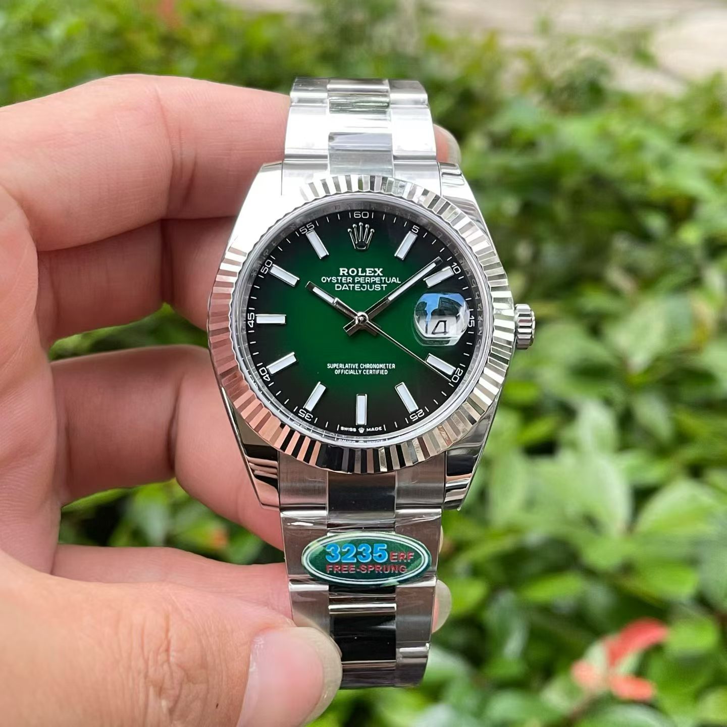 NO:858825,ERF's strongest Rolex ROLEX weight-free Submariner calendar fourth generation Green Submariner 41MM series. 1. The case and strap are made of the original one-to-one mold. 904L stainless steel is made of high-strength brushed and polished. It is corrosion-resistant and oxidation-resistant and restores the original feel. 2. The ring mouth is equipped with the latest fourth-generation emerald green ceramic ring. The color and brightness are highly restored. It uses beeswax luminous pearls and the same font as the original version. It is filled with platinum and inverted triangle processing.  The font is clear and tidy, wear-resistant and scratch-resistant, does not oxidize or discolor, and perfectly restores the original version. The mirror surface is made of high-density sapphire crystal glass and is coated with blue light. It is transparent and anti-dazzling. The text is printed clearly and finely. It is polished and rounded. The luminous filling is filled with BGW9 luminous powder imported from Switzerland, which shows a blue light color. It is full and long-lasting. The movement is equipped with the strongest generation weights in Shanghai and has no card. Cal: movement is comparable to the genuine paramagnetic blue Parachrom hairspring.  The balance wheel is equipped with a weight device with stable quality and accurate travel time. The details of the entire watch are well processed to pay tribute to the classics. It is produced by ERF with full sincerity. Welcome all the experts to taste it, rolex19860909ERF最强劳力士 ROLEX砝码无卡度潜航者日历型第四代绿水鬼41MM系列. 1表壳表带采用原装一比一开模制作 904L精钢材质高强度拉丝打磨 耐腐蚀抗氧化 还原原版手感. 2圈口搭 载最新款四代翠绿色 陶瓷圈 色泽与光亮 度高度还原 采用蜜蜡色夜明珠与原版一致字体铂金填充 倒三角处理 字体清晰工整防磨耐刮 不氧化 不变色 完美还原原版 镜面采用高密度蓝宝石水晶玻璃镀蓝光 处理 通透防眩晕 字面印刷清晰字订精细 打磨圆润饱满 夜光填充采用瑞士进口 BGW9夜光粉填充 呈现蓝光色 饱满且持 久 机芯搭载上海最强一代砝 码无卡度 Cal:机芯 比肩正品的顺磁面蓝色 Parachrom 游丝 摆轮配备砝码装置质量稳定 走时精准 整 表细节处理到位致敬经典 诚意满满 ERF 出品 欢迎各位大神品鉴,,rolex,Watch