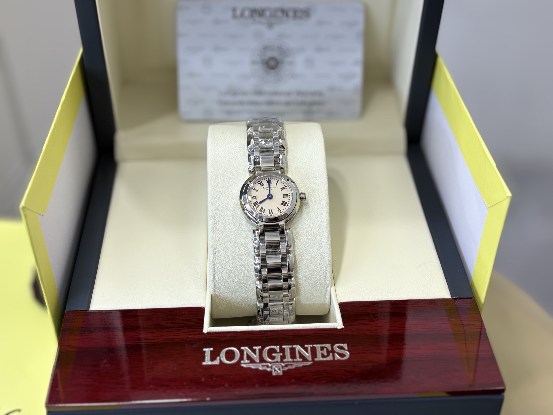NO:858853,The exquisite and concise dial of the Longines Xinyue series makes the watch softer, the round and smooth body creates the elegant beauty of the watch, and the silver-white smooth stainless steel creates the elegance of the watch!  This watch is equipped with a quartz movement imported from Switzerland. The central hour and minute hands are elegant blue. The watch is covered with a wear-resistant sapphire crystal and is equipped with a three-fold safety clasp with a push-open device. The diameter of the watch is 23 mm, longines.19860909浪琴心月系列精致简洁的表盘,让腕表更加柔和,圆润光洁的表身塑造腕表优雅之美,银白色光洁的精钢打造腕表的素雅！这款腕表搭载了瑞士进口石英机芯,中央时、分指针为优雅的蓝色.腕表覆盖抗磨损的蓝宝石水晶表镜,搭配有按压式开启装置的三折式安全表扣.表径23 mm,,longines,Watch