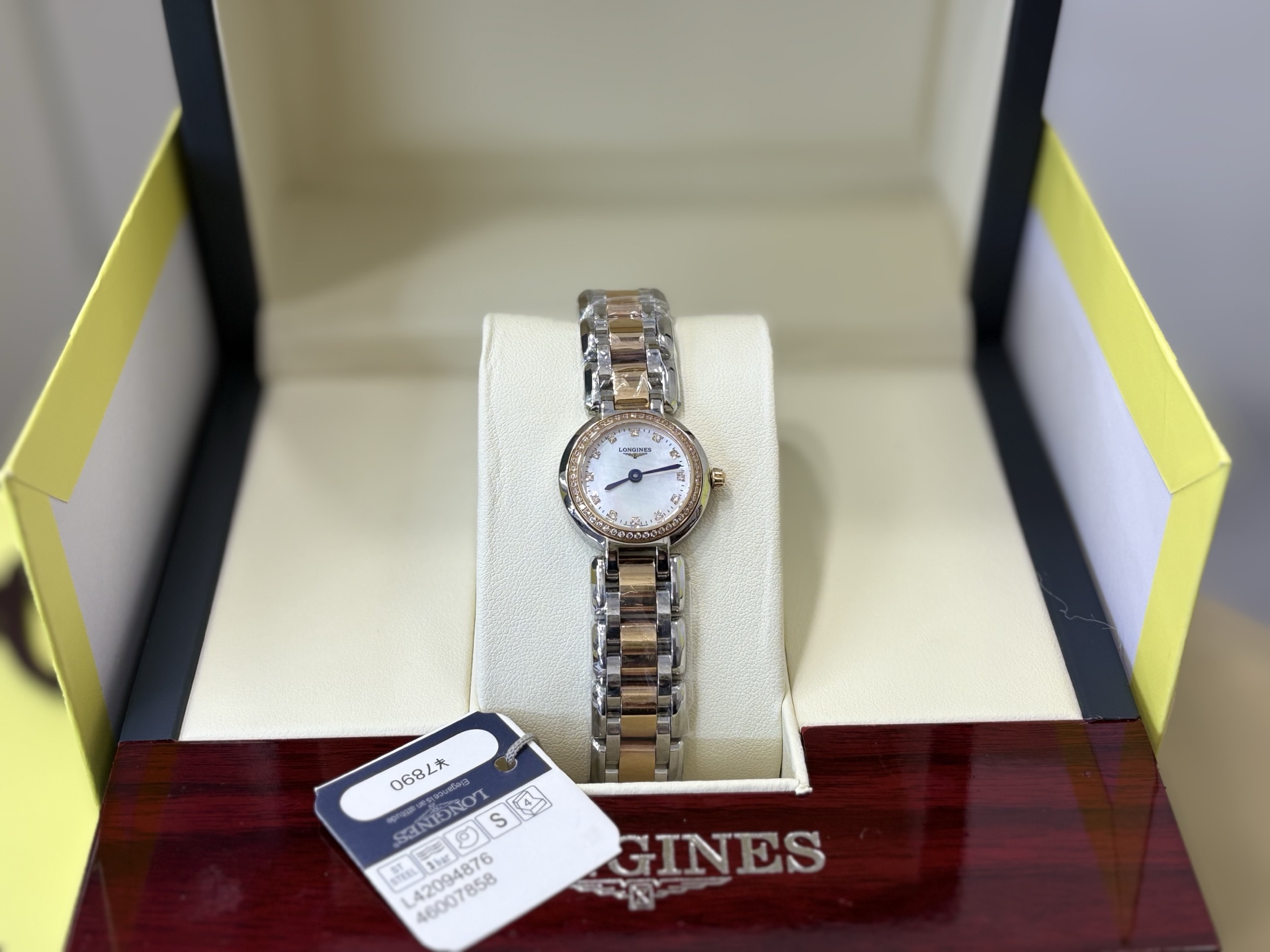 NO:859138,Special offer in white with diamonds. The delicate and concise dial of the Little Longines Xinyue series makes the watch softer, the round and smooth body creates the elegance of the watch, and the silver-white smooth stainless steel creates the elegance of the watch!  This watch is equipped with a quartz movement imported from Switzerland. The central hour and minute hands are elegant blue. The watch is covered with a wear-resistant sapphire crystal and is equipped with a three-fold safety clasp with a push-open device. The diameter of the watch is 23 mm, longines.19860909特价出白.带钻. 小浪琴心月系列精致简洁的表盘,让腕表更加柔和,圆润光洁的表身塑造腕表优雅之美,银白色光洁的精钢打造腕表的素雅！这款腕表搭载了瑞士进口石英机芯,中央时、分指针为优雅的蓝色.腕表覆盖抗磨损的蓝宝石水晶表镜,搭配有按压式开启装置的三折式安全表扣.表径23 mm,,longines,Watch