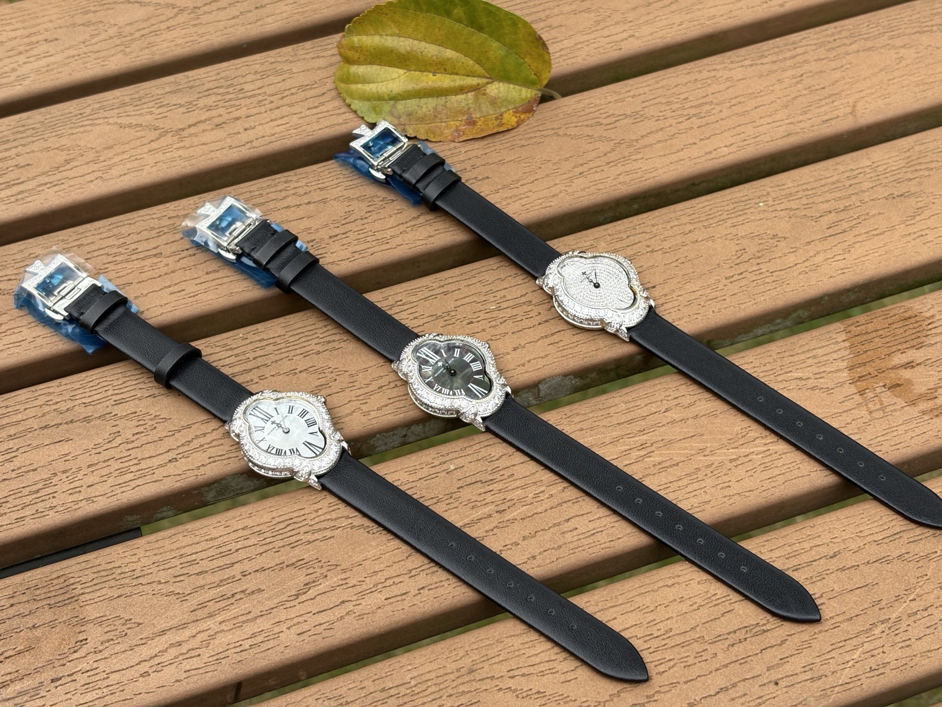 NO:882120,Produced by TW White diamonds Gold diamonds Full diamonds TW Factory real shots VC Vacheron Constantin MS3 Gypsophila HEURES CRATIVE series, Swiss quartz movement, case diameter, 26.5x34 mm, case thickness 8.4 mm, case material 18K white gold inlaid with diamonds, paved with 104 round-cut diamonds, mother-of-pearl, sapphire crystal glass, crown material 18K white gold, silk strap, original buckle  Luxurious and exquisite recommended women’s quartz watch. The best luxury recommendation for gift giving. Please look for TW’s exclusive quality, Vacheron19860909TW 出品 白钻 金钻 满钻 TW Factory 实拍 VC 江诗丹顿 MS3 满天星 HEURES CRATIVE系列,瑞士石英机芯,表径,26.5x34毫米,表壳厚度8.4毫米,表壳材质18K白金镶钻,铺镶104颗圆形切割钻石,珍珠贝母,蓝宝石水晶玻璃,表冠材质18K白金,绢带,原装扣 奢华精致推荐女士石英腕表 送礼最佳奢华推荐请认准TW独家品质,,vacheron,Watch