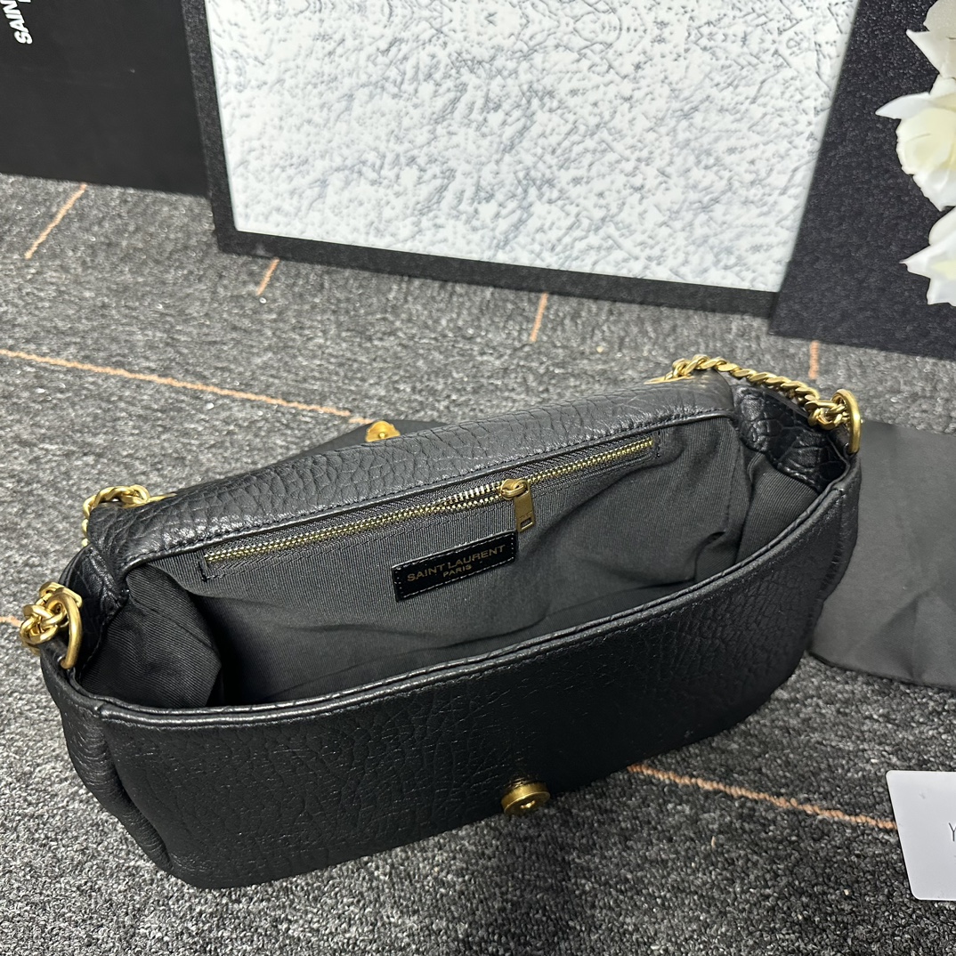 自带流量爆款🔥出货啦
圣罗兰Calypso
包包命名来自希腊神话中的海之女神【卡吕普索】
浓郁的法式风情