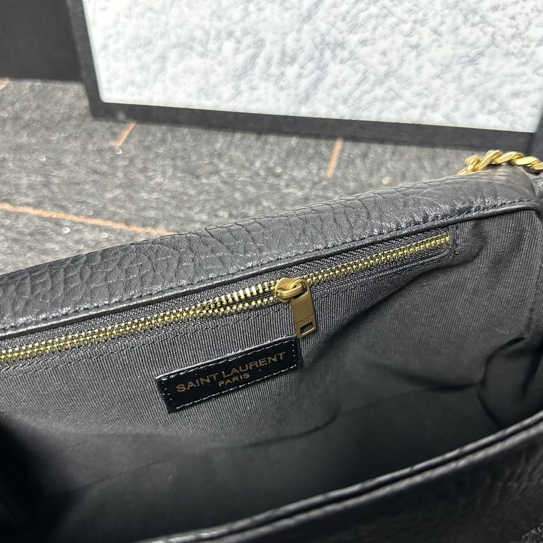 自带流量爆款🔥出货啦
圣罗兰Calypso
包包命名来自希腊神话中的海之女神【卡吕普索】
浓郁的法式风情