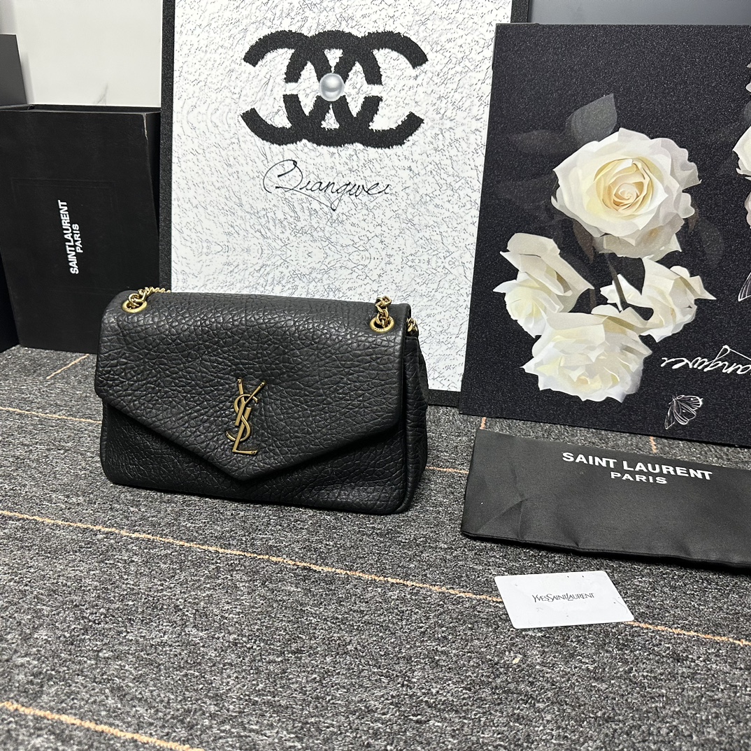 自带流量爆款🔥出货啦
圣罗兰Calypso
包包命名来自希腊神话中的海之女神【卡吕普索】
浓郁的法式风情