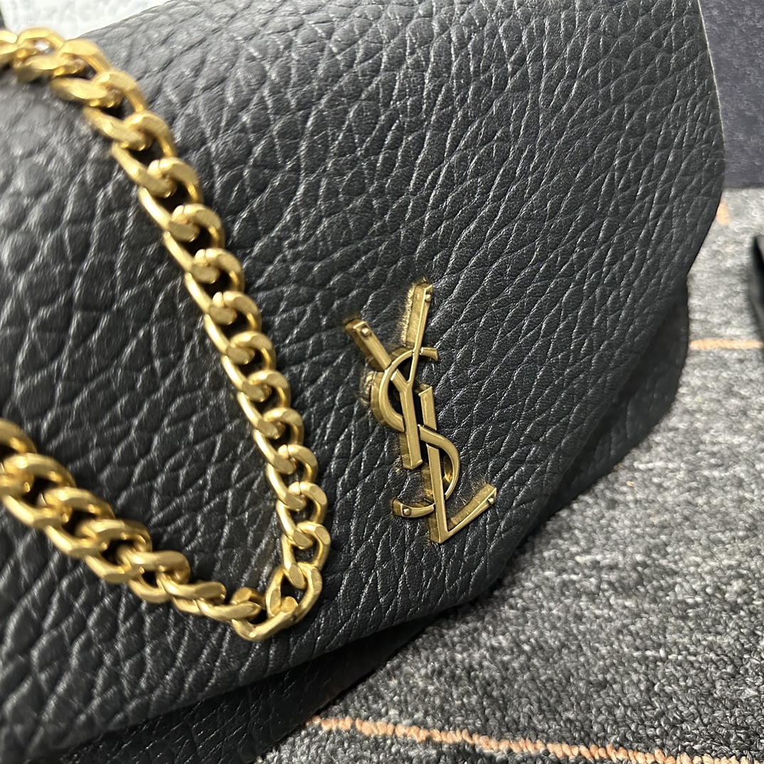 自带流量爆款🔥出货啦
圣罗兰Calypso
包包命名来自希腊神话中的海之女神【卡吕普索】
浓郁的法式风情