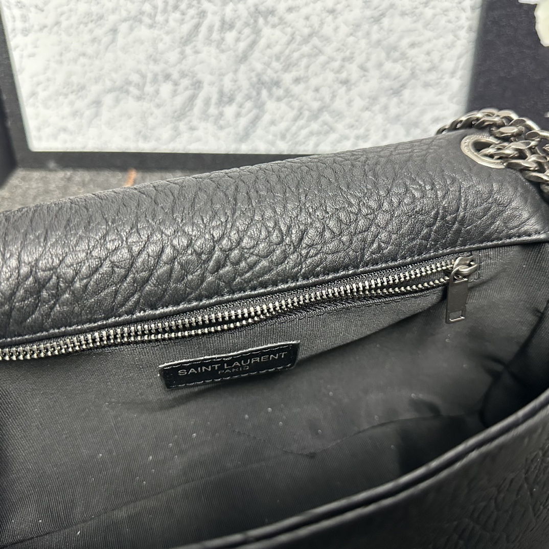 自带流量爆款🔥出货啦
圣罗兰Calypso
包包命名来自希腊神话中的海之女神【卡吕普索】
浓郁的法式风情