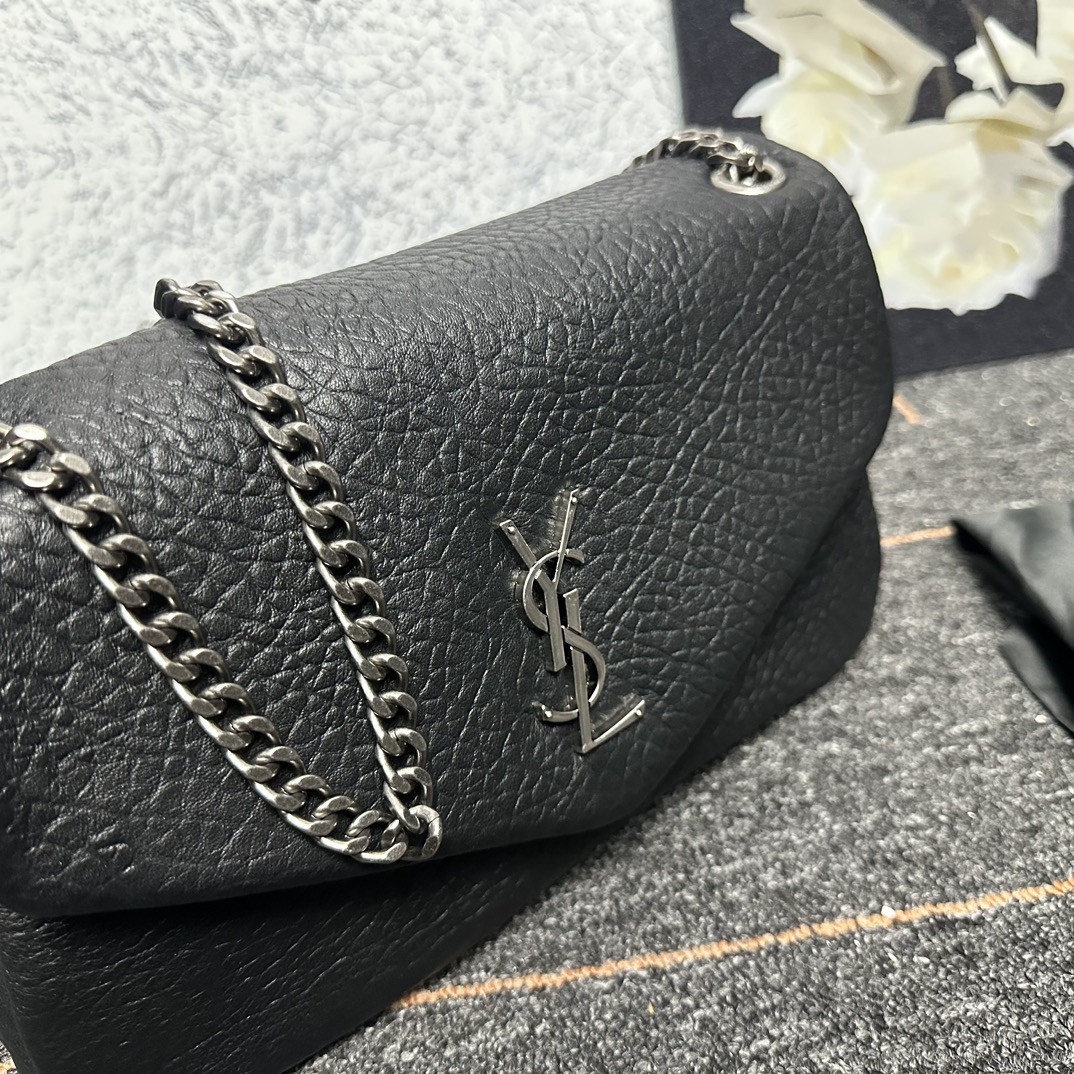 自带流量爆款🔥出货啦
圣罗兰Calypso
包包命名来自希腊神话中的海之女神【卡吕普索】
浓郁的法式风情