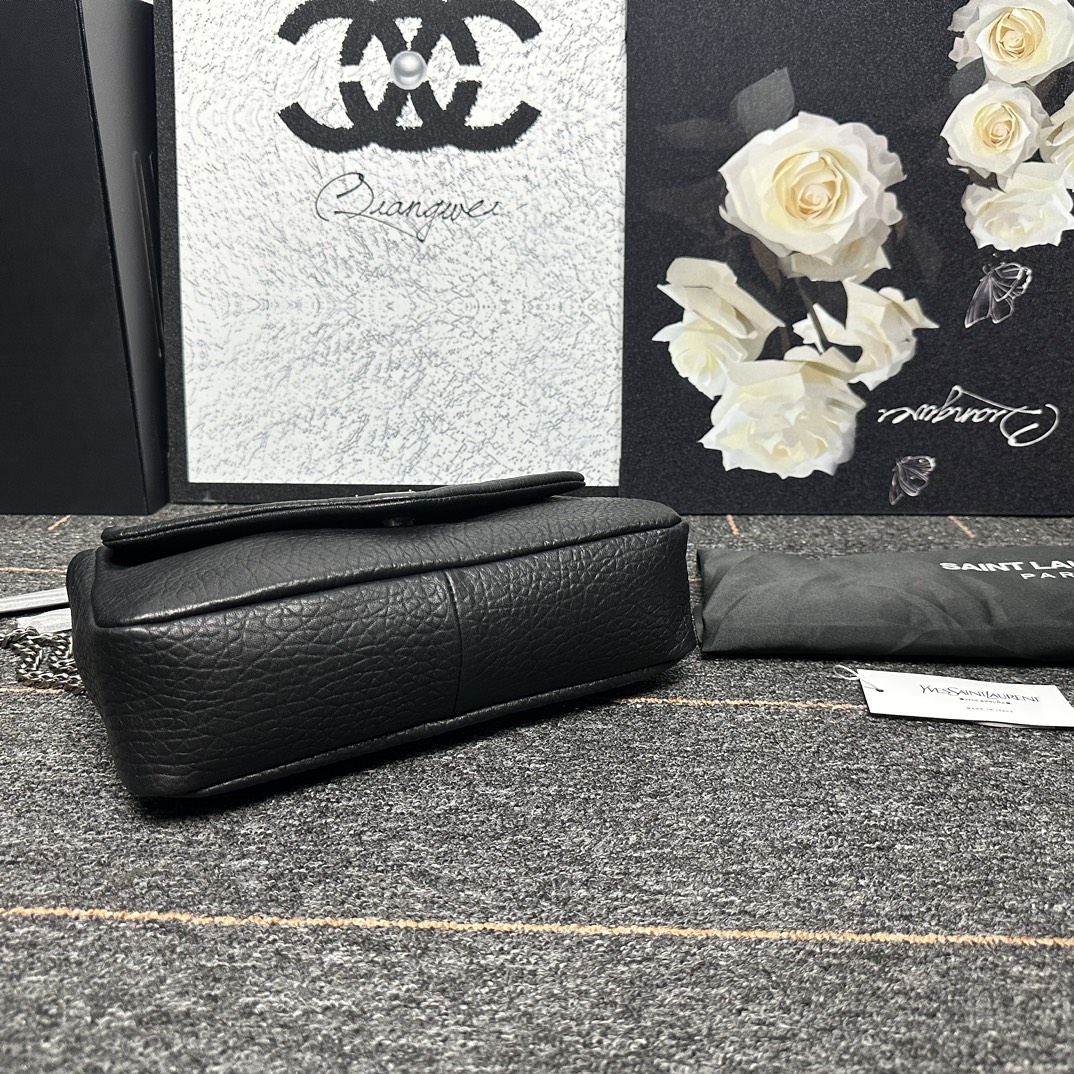 自带流量爆款🔥出货啦
圣罗兰Calypso
包包命名来自希腊神话中的海之女神【卡吕普索】
浓郁的法式风情