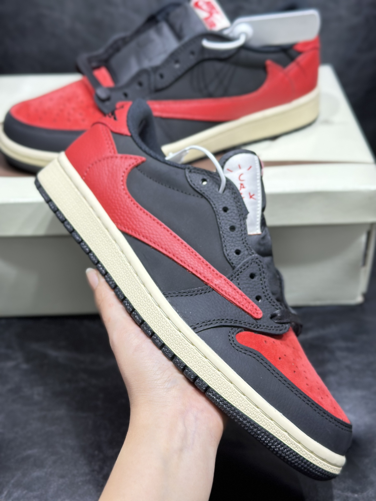 NO:850562,In stock, the top pure original version of Jordan Air Jordan 1 Low OG 'Mocha', comfortable and fashionable, non-slip and waterproof, low-top sneakers, original leather material, clear velvet feel, perfect shoe shape. Compared with the company's bare shoe-like craftsmanship, the cleanest shoe shape details are the most powerful version on the market!  size36 36.5 37.5 38 38.5 39 40 40.5 41 42 42.5 43 44 44.5 45 46 47,19860909现货 顶级纯原版本Jordan Air Jordan 1 Low OG“Mocha” 舒适时尚 防滑防水 低帮 板鞋 原厂皮料 绒感清晰,完美鞋型 对比公司裸鞋般工艺,目前市面清洁度鞋型细节最强性版本！ size36 36.5 37.5 38 38.5 39 40 40.5 41 42 42.5 43 44 44.5 45 46 47,,Men's shoes