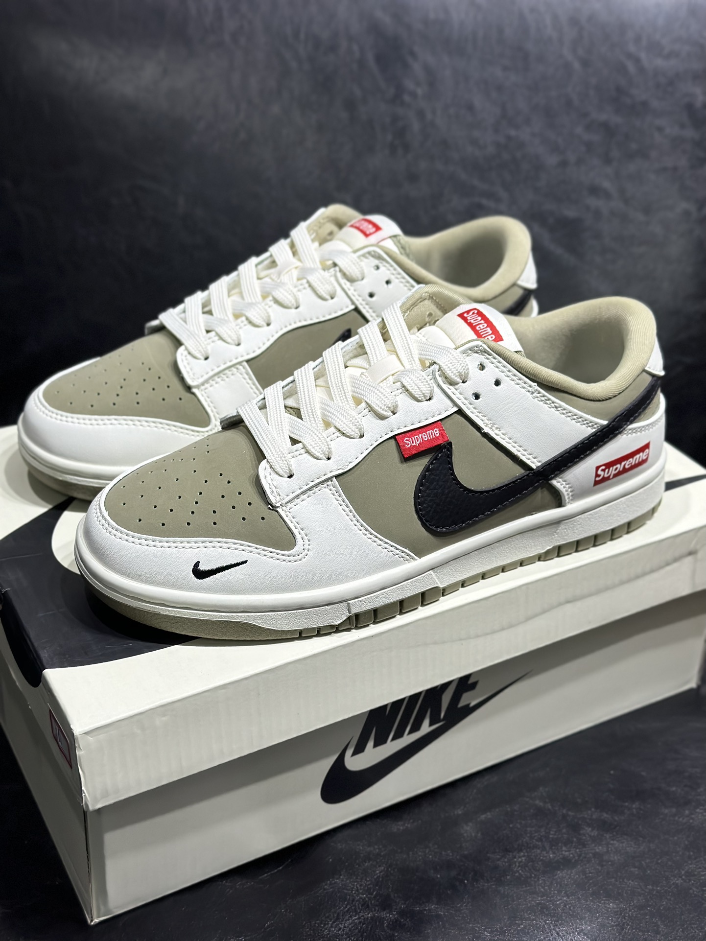 NO:270920,Spot Customized Shoes Series Co-branded Model NIKE DUNK LOW ATOMIC Couple Model Customized Co-branded Yuan Box Version High Cleanliness High cost-effectiveness Exceeding the expectations Materials are absolutely unambiguous Original last cardboard Original shoe box Customized hardware accessories Original sole Size 36-45 Half size next day,,tom ford19860909现货 定制板鞋 系列联名款NIKE DUNK LOW ATOMIC 情侣款 定制联名 元盒版本 高清洁度 超乎所想的高性价比 用料绝不含糊 原楦头原纸板 原装鞋盒 定制五金配件 原厂鞋底 尺码36-45 半码隔天,,tom ford,Men's shoes