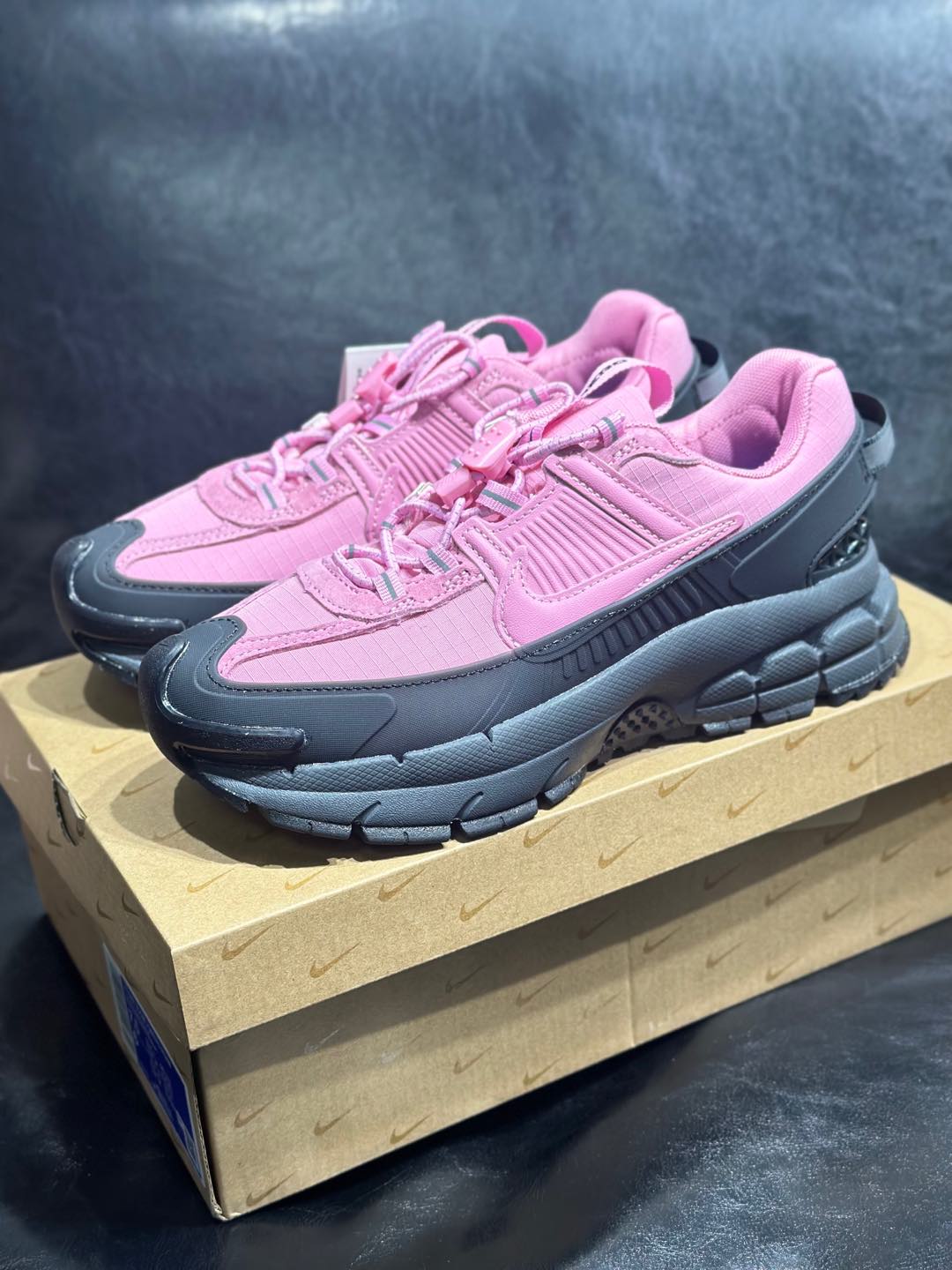 NO:270359,Spot Nike nike zoom vomero roam marathon retro running five generations casual sports jogging shoes thick-soled dad shoes. It uses environmentally friendly fiber leather trim combination mesh upper material, upgraded correctly heel tpu reinforcement, bend-resistant thermoplastic frame supports the shoe body, midsole is equipped with EV light cushioning. Size 36 36.5 37.5 38 38.5 39 40 40.5 41 42 42.5 43 44 45,19860909现货 耐克 nike zoom vomero roam马拉松复古跑五代休闲运动慢跑鞋 厚底老爹鞋. 采用环保纤维 革饰片组合网眼布鞋面材质 升级正确后跟tpu加固 耐弯折热塑框架支撑鞋身 中底搭载eva轻量缓震. 尺码36 36.5 37.5 38 38.5 39 40 40.5 41 42 42.5 43 44 45,,Men's shoes