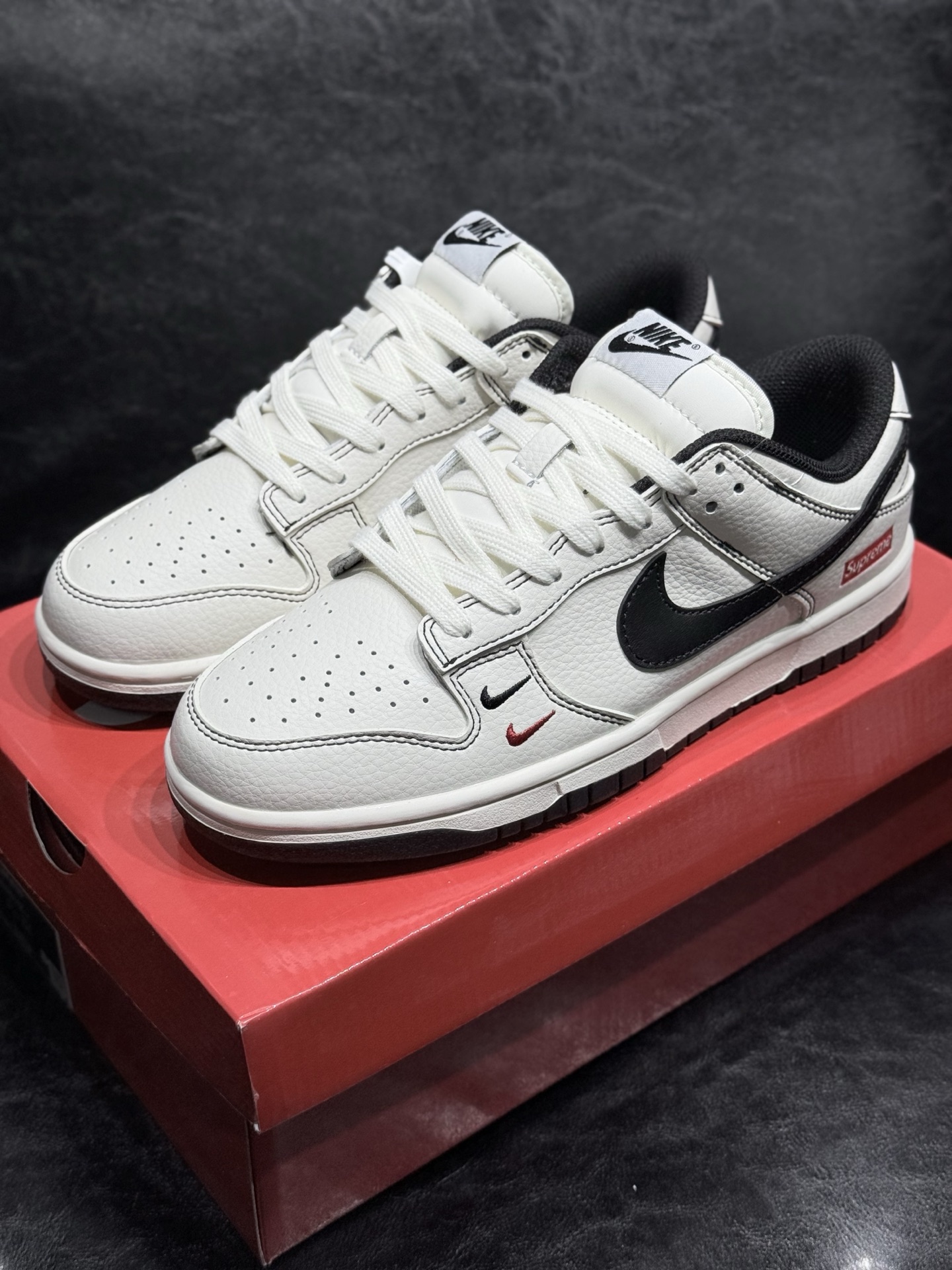 NO:272796,Spot Customized Shoes Co-branded Model NIKE DUNK LOW ATOMIC Couple Model Customized Co-branded Yuan Box Version High Cleanliness High cost-effectiveness Exceeding the expectations Materials are absolutely unambiguous Original last cardboard Original shoe box Customized hardware accessories Original sole Size 36 36.5 37.5 38 38.5 39 40 40.5 41 42 42.5 43 44 44.5 45,,tom ford19860909现货 定制板鞋 联名款 NIKE DUNK LOW ATOMIC 情侣款 定制联名 元盒版本 高清洁度 超乎所想的高性价比 用料绝不含糊 原楦头原纸板 原装鞋盒 定制五金配件 原厂鞋底 尺码36 36.5 37.5 38 38.5 39 40 40.5 41 42 42.5 43 44 44.5 45,,tom ford,Men's shoes