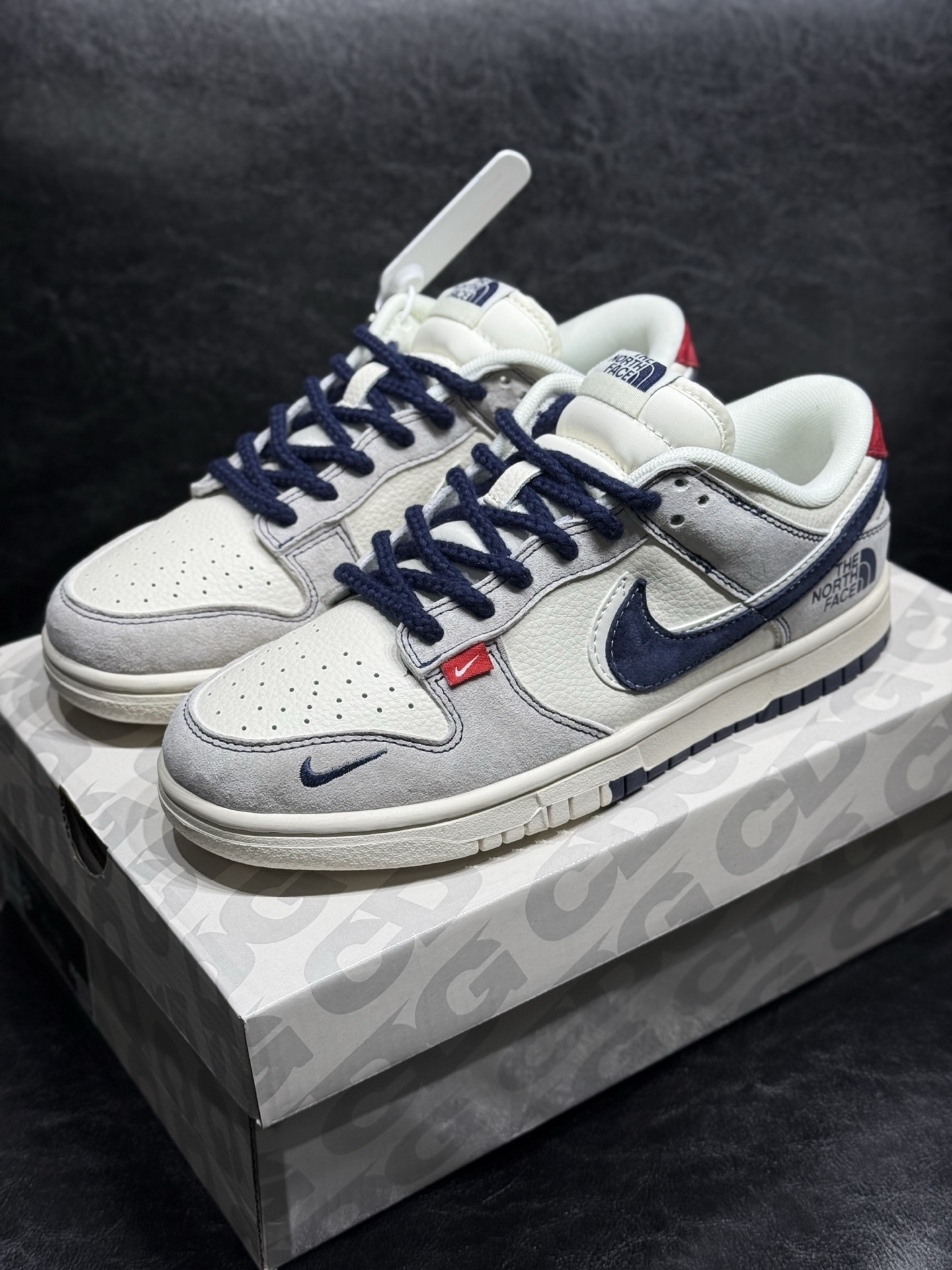 NO:272780,Spot Customized Shoes Co-branded Model NIKE DUNK LOW ATOMIC Couple Model Customized Co-branded Yuan Box Version High Cleanliness High cost-effectiveness Exceeding the expectations Materials are absolutely unambiguous Original last cardboard Original shoe box Customized hardware accessories Original sole Size 36 36.5 37.5 38 38.5 39 40 40.5 41 42 42.5 43 44 44.5 45,,tom ford19860909现货 定制板鞋 联名款 NIKE DUNK LOW ATOMIC 情侣款 定制联名 元盒版本 高清洁度 超乎所想的高性价比 用料绝不含糊 原楦头原纸板 原装鞋盒 定制五金配件 原厂鞋底 尺码36 36.5 37.5 38 38.5 39 40 40.5 41 42 42.5 43 44 44.5 45,,tom ford,Men's shoes