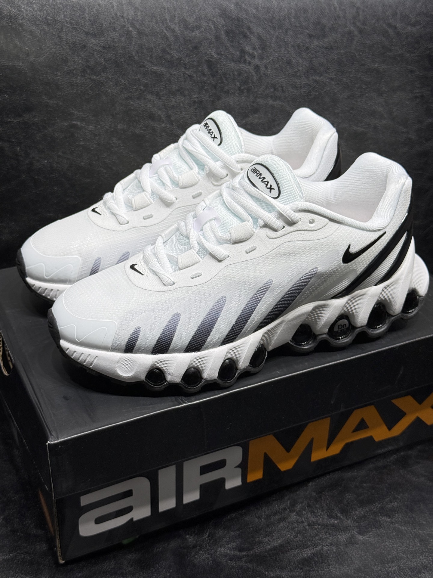 NO:274753,Spot nk air max dn8 pure original version full palm technology true air cushion The core highlight of cushioning sports running shoes dn8 is that its eight-chamber air cushion structure is designed for walking according to the air pressure value set by different parts, providing excellent comfort. The design of the upper is reminiscent of the series of round holes on the airmax midsole from the 1990s, which has caused heated discussion. Many people compared it with the cushioning technology of competing brands, such as k-swiss Tubes technology launched in the early 2010s and the size of the porous soles. 36 36.5 37.5 38 38.5 39 40 40.5 41 42 42.5 43 44 44.5 45,,stuart weitzman19860909现货 nk air max dn8 纯原版本 全掌科技真气垫 缓震运动跑鞋 dn8的核心亮点在于其八腔气垫结构根据不同部位设定的气压值专为行走设计 提供卓越的舒适感 鞋面的设计让人联想到上世纪90年代未至年代初的多款airmax中底上系列圆形孔洞引发了热议 不少人将其与竞争品牌的缓震技术进行比较 例如 k-swiss 2010年代初推出的tubes技 及以多孔鞋底闻名的 尺码 36 36.5 37.5 38 38.5 39 40 40.5 41 42 42.5 43 44 44.5 45,,stuart weitzman,Men's shoes