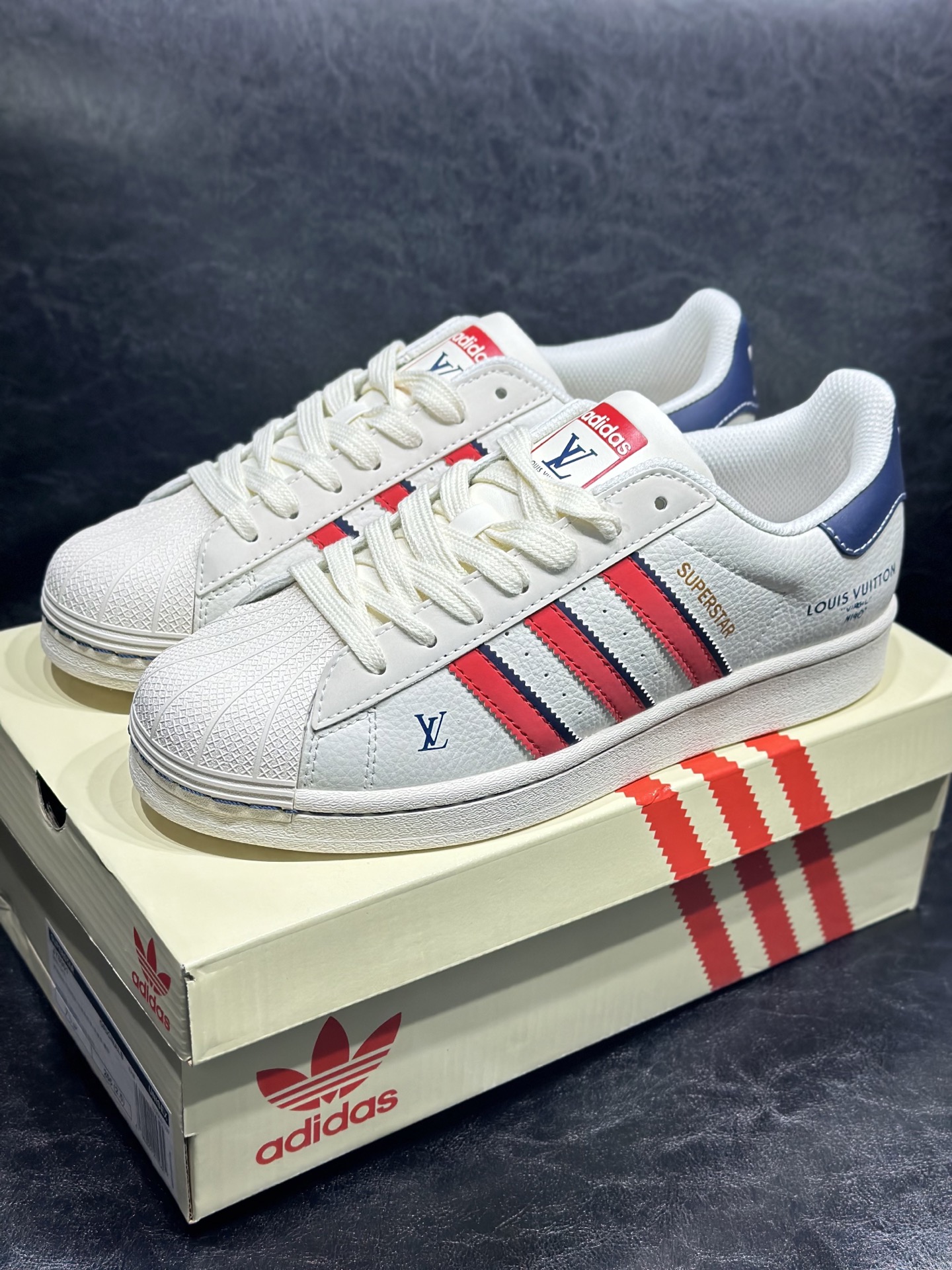 NO:283222,Spot AD Originals Superstar x Louis Vuitton White, blue and red, made of new top layer spliced ​​leather material, the heel is made of special 3D three-dimensional printing, channel genuine orders, interpret the highest craftsmanship level of the market, all shoes are imported toe-layer leather, different from the ordinary real-mark version on the market, no pressure entering and exiting the counter Size36 36.5 37.5 38 38.5 39 40 40.5 41 42 42.5 43 44 44.5 45,,louis vuitton19860909现货 AD Originals Superstar x Louis Vuitton 白蓝红 采用全新头层拼接皮革材质 后跟采用特色3D立体印字 渠道正品订单 诠释市场最高工艺水平 全鞋进口头层皮料打造 区别市面普通真标版本,进出专柜无压力 Size36 36.5 37.5 38 38.5 39 40 40.5 41 42 42.5 43 44 44.5 45,,louis vuitton,Men's shoes