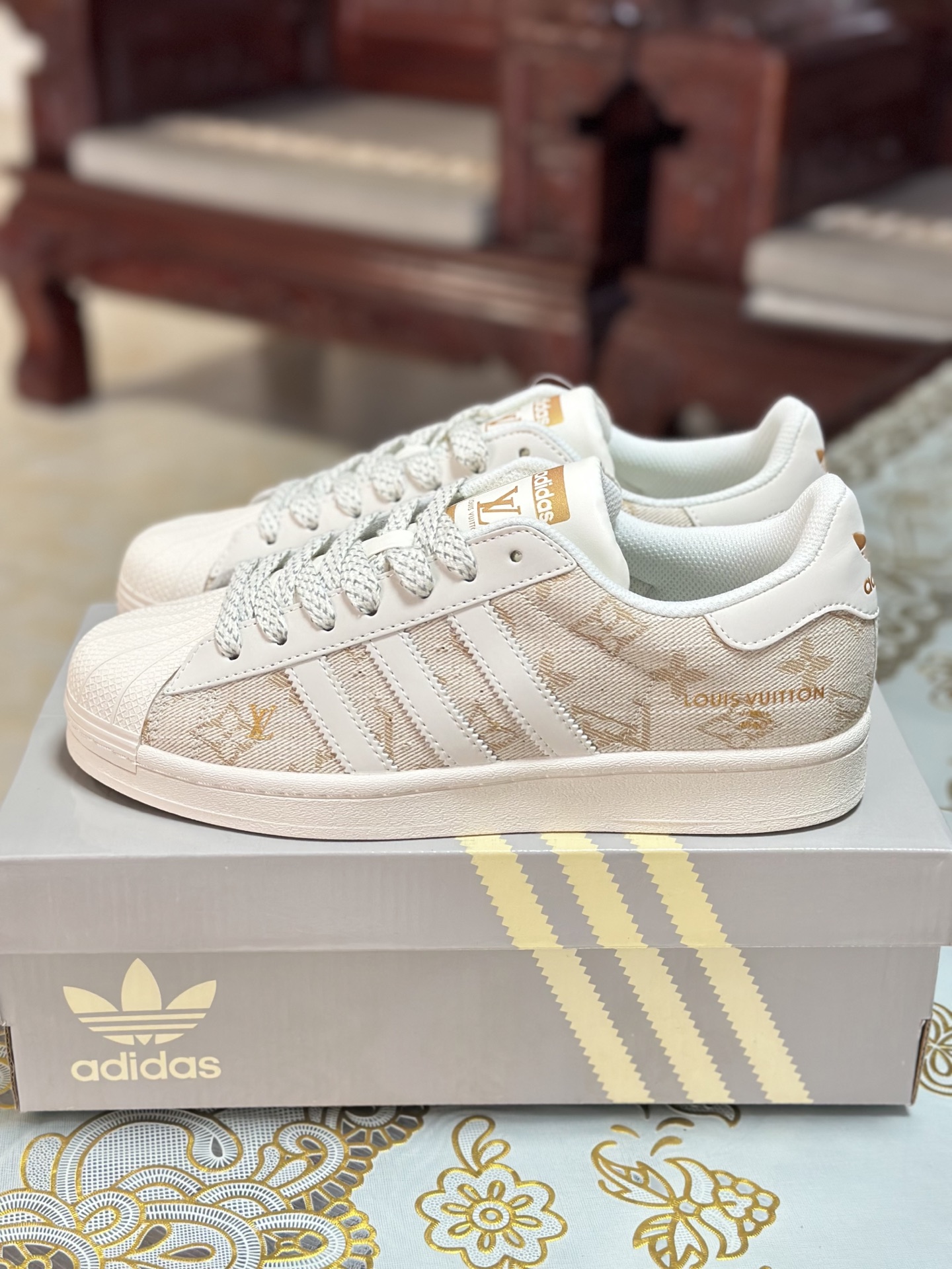 NO:283225,Spot AD Originals Superstar x is made of new top layer spliced ​​leather material. The heel is made of special 3D three-dimensional printing. Authentic orders are used to interpret the highest craftsmanship level in the market. All shoes are imported toe-layer leather. Different from the ordinary real-mark version on the market, there is no pressure in and out of the counter. Size36 36.5 37.5 38 38.5 39 40 40.5 41 42 42.5 43 44 44.5 45,19860909现货 AD Originals Superstar x 采用全新头层拼接皮革材质 后跟采用特色3D立体印字 渠道正品订单 诠释市场最高工艺水平 全鞋进口头层皮料打造 区别市面普通真标版本,进出专柜无压力 Size36 36.5 37.5 38 38.5 39 40 40.5 41 42 42.5 43 44 44.5 45,,Men's shoes