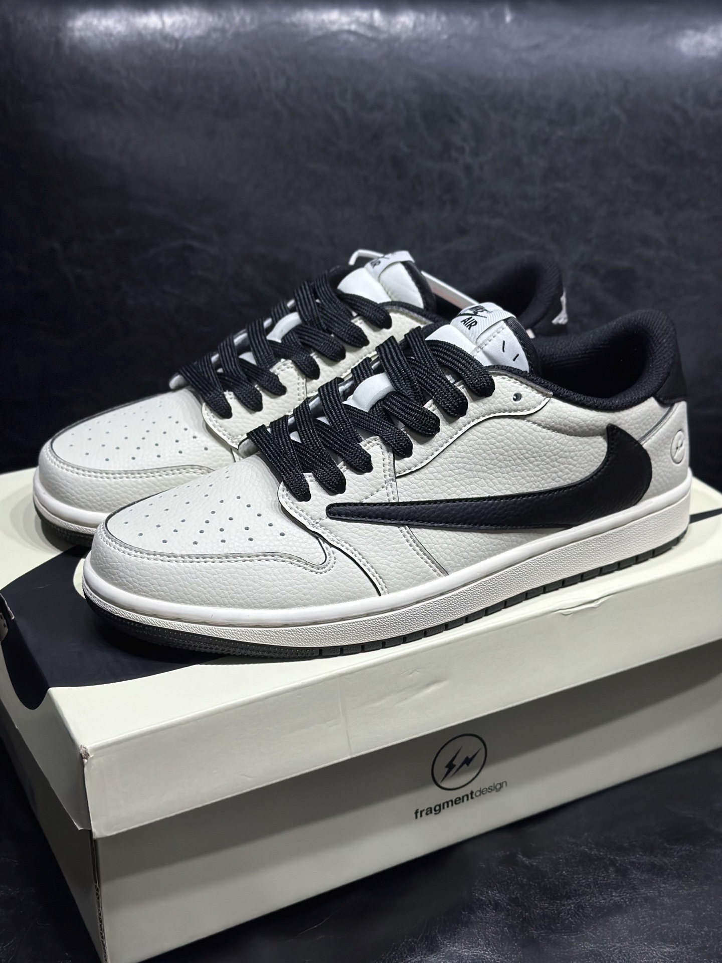NO:555859,Ready-stock Nike Dunk Low non-slip, low-cut, barb custom co-branding adopts the more popular version design in recent years, with a fashionable and elegant appearance. The sole is made of wear-resistant material, wearing it will give you a comfortable experience. Size 36 36.5 37 38 38.5 39 40 40.5 41 42 42.5 43 44 44.5 45,19860909现货Nike Dunk Low 防滑 低帮 倒钩定制联名采用近几年比较流行的版型设计,外观时尚大气.鞋底采用耐磨的材质,穿上它,让您感觉到舒适的体验.尺码36 36.5 37 38 38.5 39 40 40.5 41 42 42.5 43 44 44.5 45,,Men's shoes