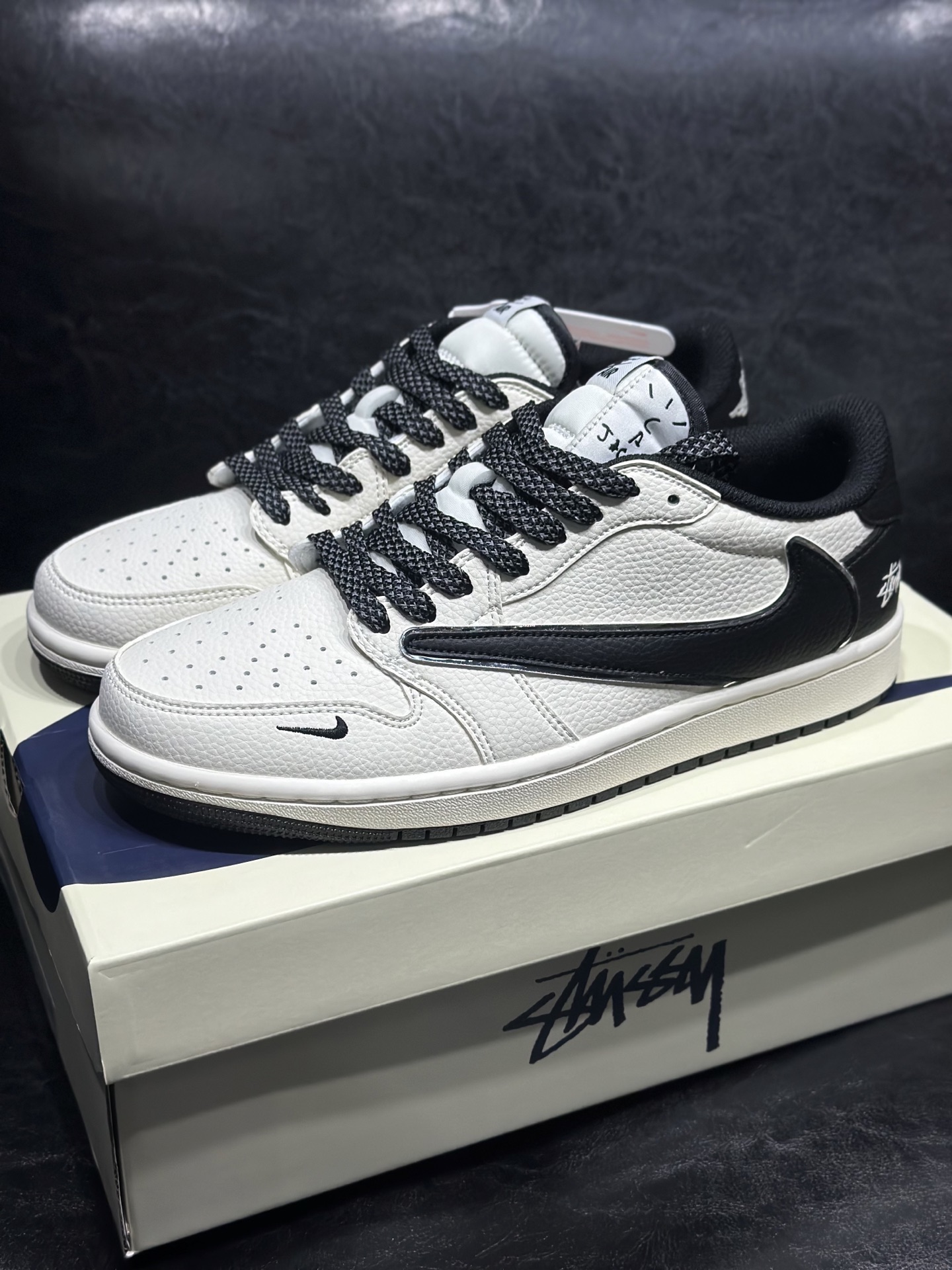 NO:555864,Ready-stock Nike Dunk Low non-slip, low-cut, barb custom co-branding adopts the more popular version design in recent years, with a fashionable and elegant appearance. The sole is made of wear-resistant material, wearing it will give you a comfortable experience. Size 36 36.5 37 38 38.5 39 40 40.5 41 42 42.5 43 44 44.5 45,19860909现货Nike Dunk Low 防滑 低帮 倒钩定制联名采用近几年比较流行的版型设计,外观时尚大气.鞋底采用耐磨的材质,穿上它,让您感觉到舒适的体验.尺码36 36.5 37 38 38.5 39 40 40.5 41 42 42.5 43 44 44.5 45,,Men's shoes