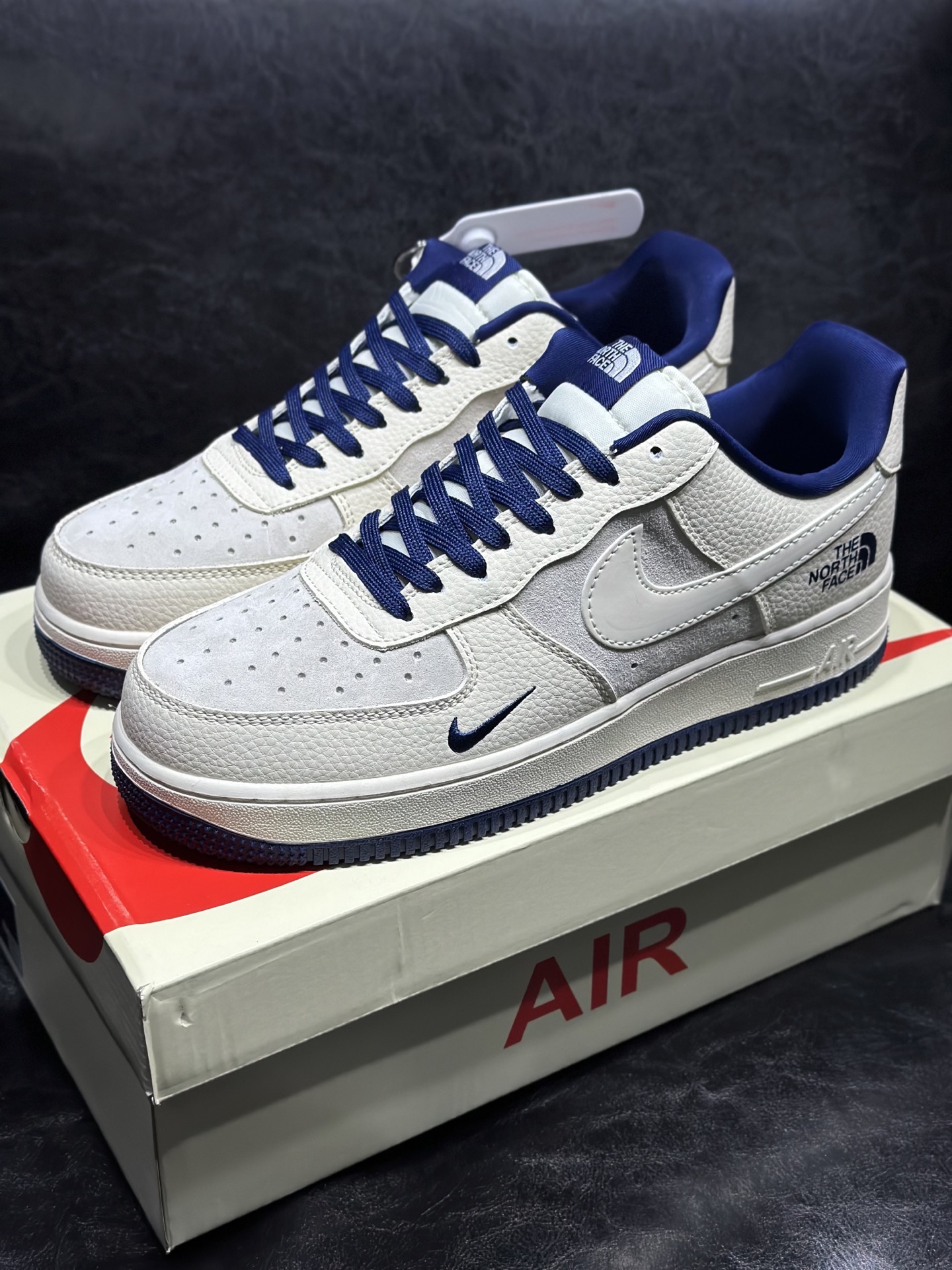 P330 现货 🔻联名定制海外版本 Air Force 😍于1982年推出，由Nike公司的传奇设计师Bruce Kilgore设计，他摒弃了老1日的帆布鞋风格，突破性的使用内嵌式Air Sole气垫缓震系统，并将其与横跨复古与现代的外型结合，造就出风靡全球三十多年的AirForce 1,直到今天还深受青睐。尺码：36 36.5 37.5 38 38.5 39 40 40.5 41.5 42 42.5 43 44 45