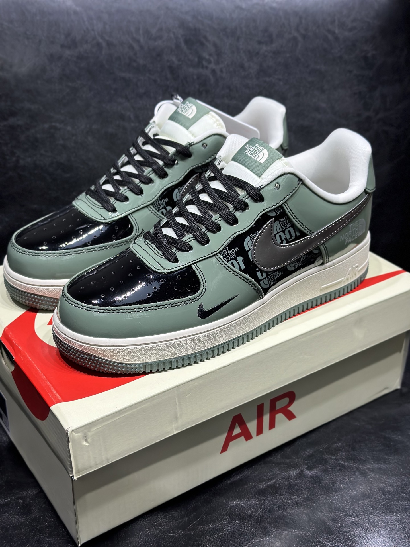 P330 现货 🔻联名定制海外版本 Air Force 😍于1982年推出，由Nike公司的传奇设计师Bruce Kilgore设计，他摒弃了老1日的帆布鞋风格，突破性的使用内嵌式Air Sole气垫缓震系统，并将其与横跨复古与现代的外型结合，造就出风靡全球三十多年的AirForce 1,直到今天还深受青睐。尺码：36 36.5 37.5 38 38.5 39 40 40.5 41.5 42 42.5 43 44 45