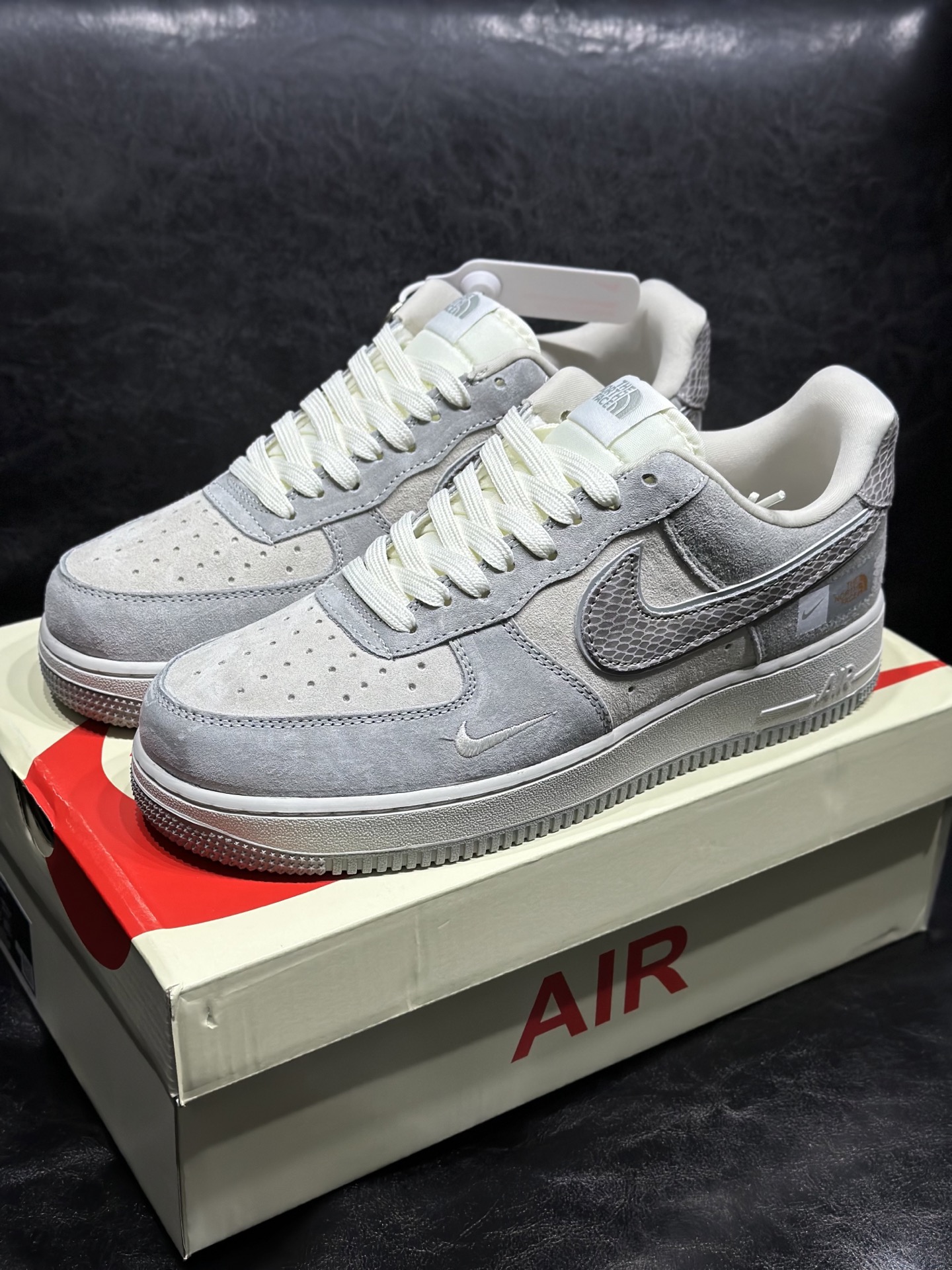 P330 现货 🔻联名定制海外版本 Air Force 😍于1982年推出，由Nike公司的传奇设计师Bruce Kilgore设计，他摒弃了老1日的帆布鞋风格，突破性的使用内嵌式Air Sole气垫缓震系统，并将其与横跨复古与现代的外型结合，造就出风靡全球三十多年的AirForce 1,直到今天还深受青睐。尺码：36 36.5 37.5 38 38.5 39 40 40.5 41.5 42 42.5 43 44 45