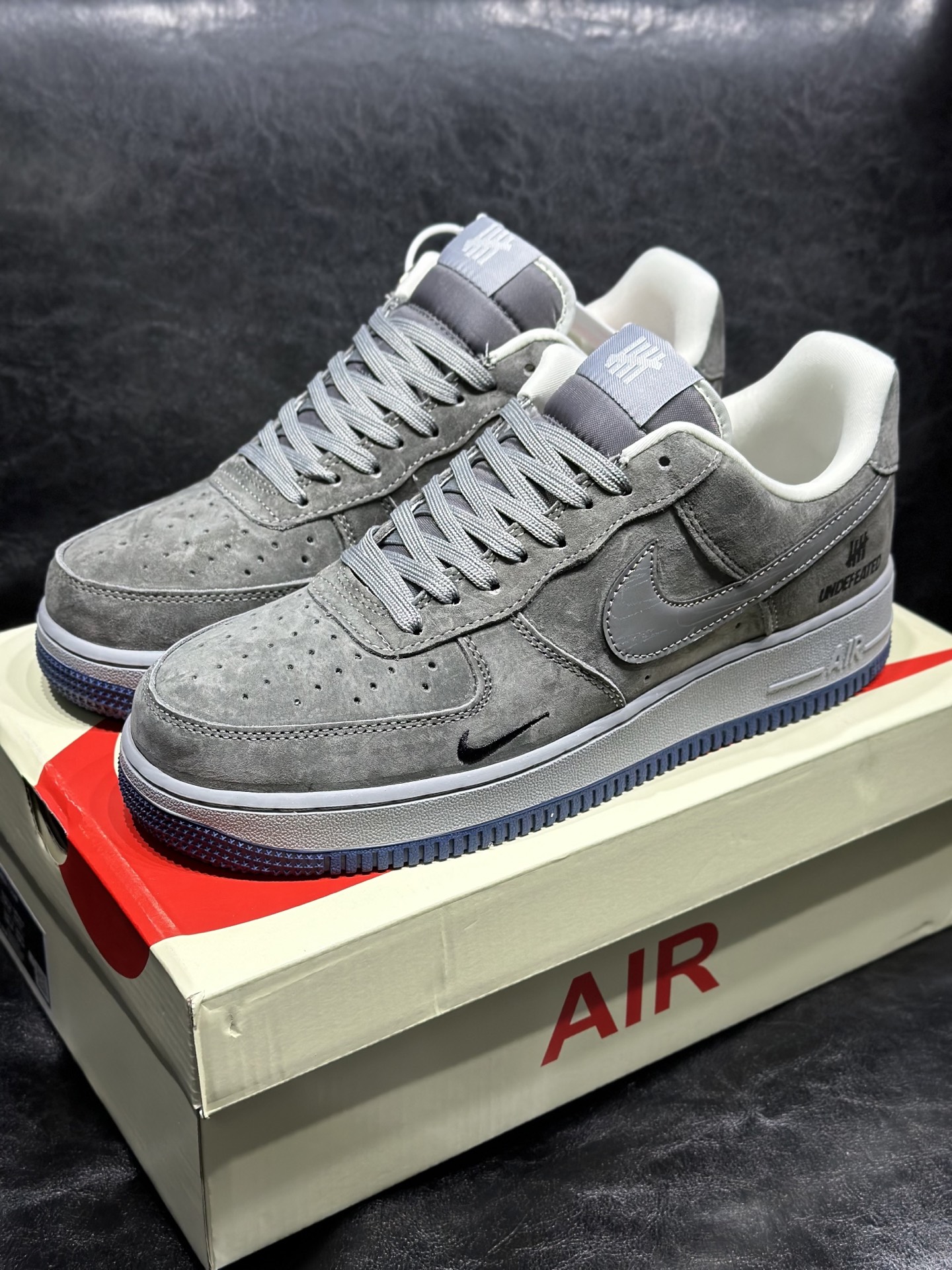 P330 现货 🔻联名定制海外版本 Air Force 😍于1982年推出，由Nike公司的传奇设计师Bruce Kilgore设计，他摒弃了老1日的帆布鞋风格，突破性的使用内嵌式Air Sole气垫缓震系统，并将其与横跨复古与现代的外型结合，造就出风靡全球三十多年的AirForce 1,直到今天还深受青睐。尺码：36 36.5 37.5 38 38.5 39 40 40.5 41.5 42 42.5 43 44 45