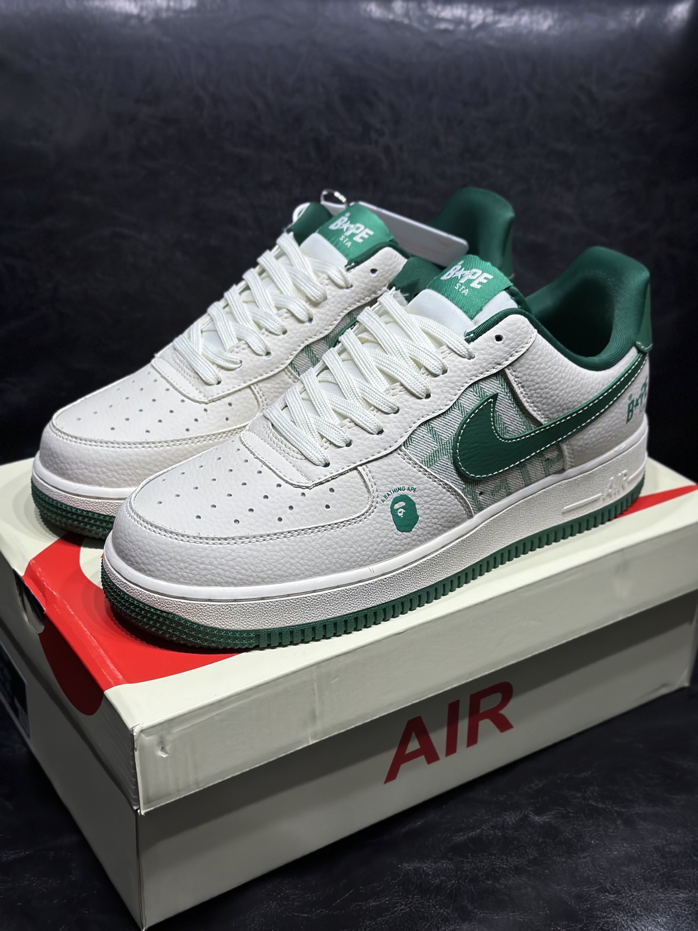 P330 现货 🔻联名定制海外版本 Air Force 😍于1982年推出,由Nike公司的传奇设计师Bruce Kilgore设计,他摒弃了老1日的帆布鞋风格,突破性的使用内嵌式Air Sole气垫缓震系统,并将其与横跨复古与现代的外型结合,造就出风靡全球三十多年的AirForce 1,直到今天还深受青睐。尺码:36 36.5 37.5 38 38.5 39 40 40.5 41.5 42 42.5 43 44 45