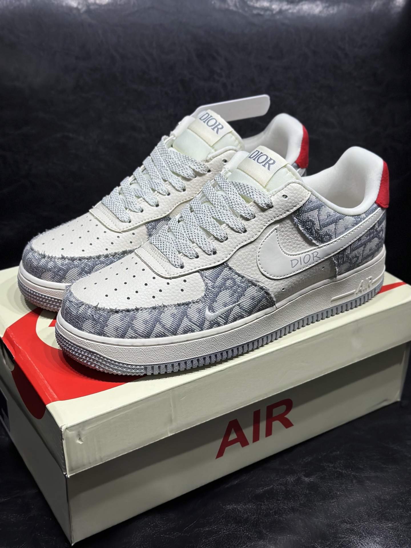 P330 现货 🔻联名定制海外版本 Air Force 😍于1982年推出,由Nike公司的传奇设计师Bruce Kilgore设计,他摒弃了老1日的帆布鞋风格,突破性的使用内嵌式Air Sole气垫缓震系统,并将其与横跨复古与现代的外型结合,造就出风靡全球三十多年的AirForce 1,直到今天还深受青睐。尺码:36 36.5 37.5 38 38.5 39 40 40.5 41.5 42 42.5 43 44 45