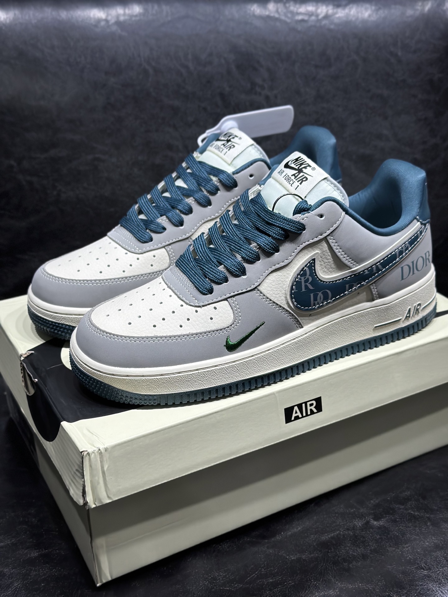 P330 现货 🔻联名定制海外版本 Air Force 😍于1982年推出,由Nike公司的传奇设计师Bruce Kilgore设计,他摒弃了老1日的帆布鞋风格,突破性的使用内嵌式Air Sole气垫缓震系统,并将其与横跨复古与现代的外型结合,造就出风靡全球三十多年的AirForce 1,直到今天还深受青睐。尺码:36 36.5 37.5 38 38.5 39 40 40.5 41.5 42 42.5 43 44 45