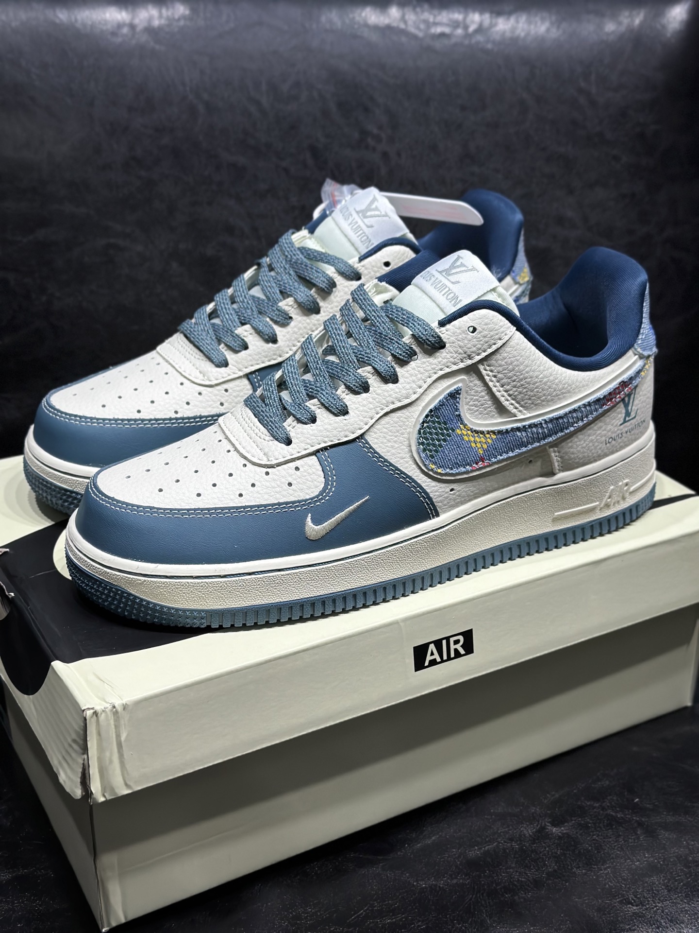 P330 现货 🔻联名定制海外版本 Air Force 😍于1982年推出,由Nike公司的传奇设计师Bruce Kilgore设计,他摒弃了老1日的帆布鞋风格,突破性的使用内嵌式Air Sole气垫缓震系统,并将其与横跨复古与现代的外型结合,造就出风靡全球三十多年的AirForce 1,直到今天还深受青睐。尺码:36 36.5 37.5 38 38.5 39 40 40.5 41.5 42 42.5 43 44 45