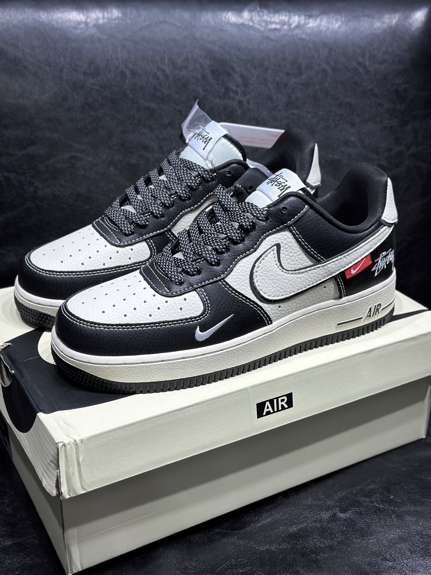 P330 现货 🔻联名定制海外版本 Air Force 😍于1982年推出,由Nike公司的传奇设计师Bruce Kilgore设计,他摒弃了老1日的帆布鞋风格,突破性的使用内嵌式Air Sole气垫缓震系统,并将其与横跨复古与现代的外型结合,造就出风靡全球三十多年的AirForce 1,直到今天还深受青睐。尺码:36 36.5 37.5 38 38.5 39 40 40.5 41.5 42 42.5 43 44 45