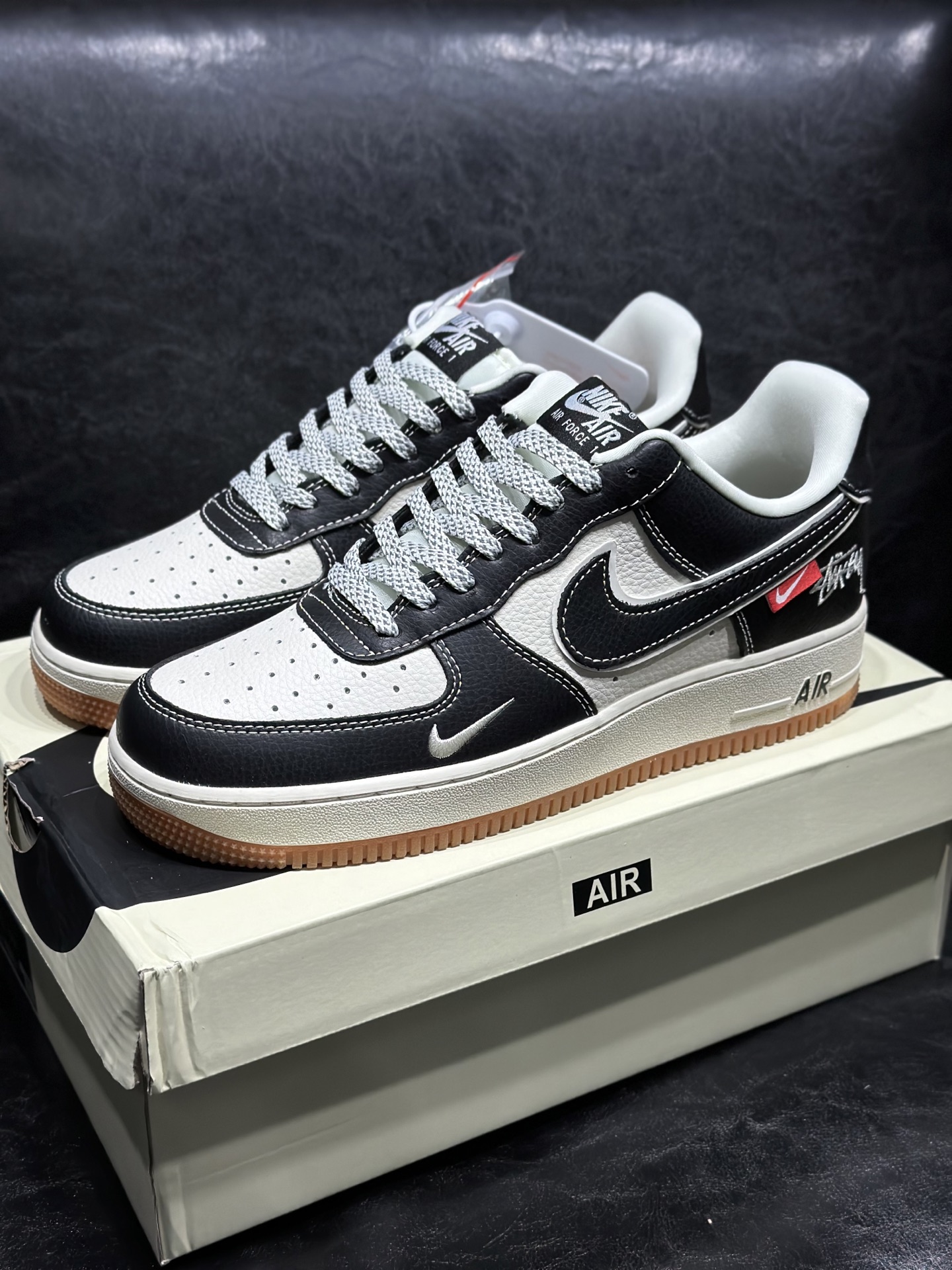 P330 现货 🔻联名定制海外版本 Air Force 😍于1982年推出,由Nike公司的传奇设计师Bruce Kilgore设计,他摒弃了老1日的帆布鞋风格,突破性的使用内嵌式Air Sole气垫缓震系统,并将其与横跨复古与现代的外型结合,造就出风靡全球三十多年的AirForce 1,直到今天还深受青睐。尺码:36 36.5 37.5 38 38.5 39 40 40.5 41.5 42 42.5 43 44 45