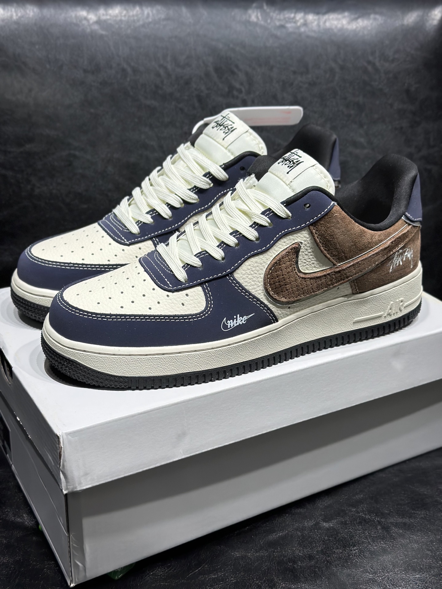 P330 现货 🔻联名定制海外版本 Air Force 😍于1982年推出,由Nike公司的传奇设计师Bruce Kilgore设计,他摒弃了老1日的帆布鞋风格,突破性的使用内嵌式Air Sole气垫缓震系统,并将其与横跨复古与现代的外型结合,造就出风靡全球三十多年的AirForce 1,直到今天还深受青睐。尺码:36 36.5 37.5 38 38.5 39 40 40.5 41.5 42 42.5 43 44 45