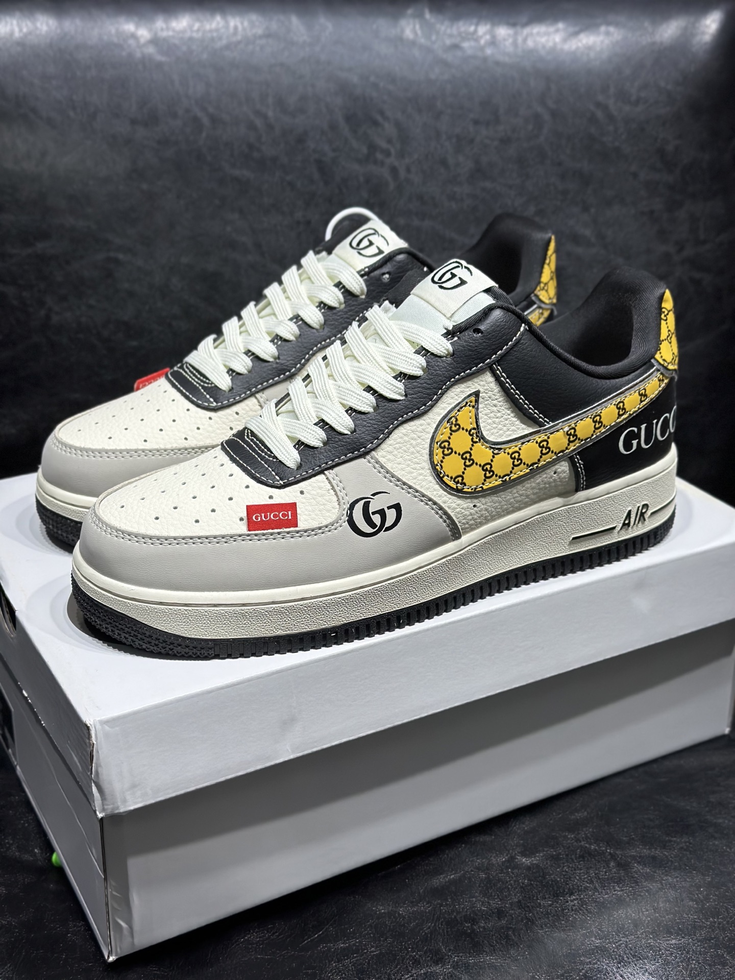 P330 现货 🔻联名定制海外版本 Air Force 😍于1982年推出,由Nike公司的传奇设计师Bruce Kilgore设计,他摒弃了老1日的帆布鞋风格,突破性的使用内嵌式Air Sole气垫缓震系统,并将其与横跨复古与现代的外型结合,造就出风靡全球三十多年的AirForce 1,直到今天还深受青睐。尺码:36 36.5 37.5 38 38.5 39 40 40.5 41.5 42 42.5 43 44 45