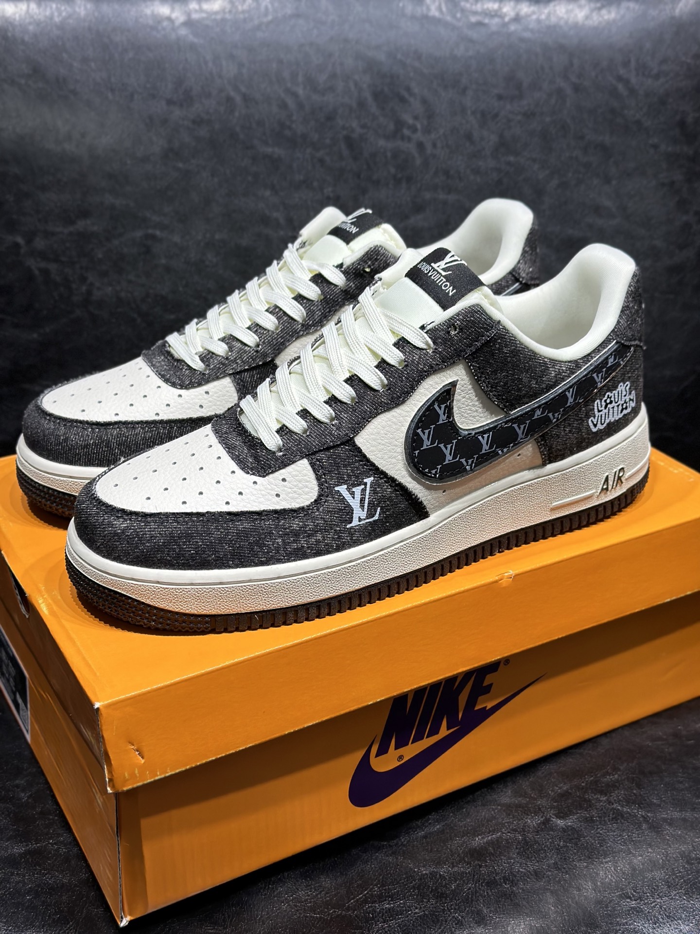 P330 现货 🔻联名定制海外版本 Air Force 😍于1982年推出,由Nike公司的传奇设计师Bruce Kilgore设计,他摒弃了老1日的帆布鞋风格,突破性的使用内嵌式Air Sole气垫缓震系统,并将其与横跨复古与现代的外型结合,造就出风靡全球三十多年的AirForce 1,直到今天还深受青睐。尺码:36 36.5 37.5 38 38.5 39 40 40.5 41.5 42 42.5 43 44 45