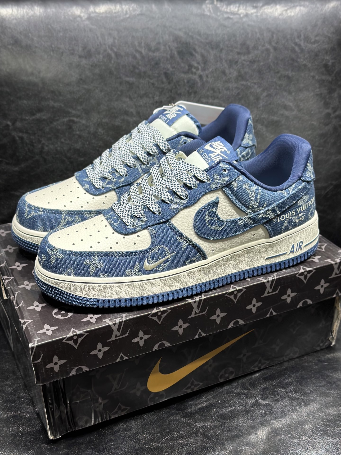 P330 现货 🔻联名定制海外版本 Air Force 😍于1982年推出,由Nike公司的传奇设计师Bruce Kilgore设计,他摒弃了老1日的帆布鞋风格,突破性的使用内嵌式Air Sole气垫缓震系统,并将其与横跨复古与现代的外型结合,造就出风靡全球三十多年的AirForce 1,直到今天还深受青睐。尺码:36 36.5 37.5 38 38.5 39 40 40.5 41.5 42 42.5 43 44 45